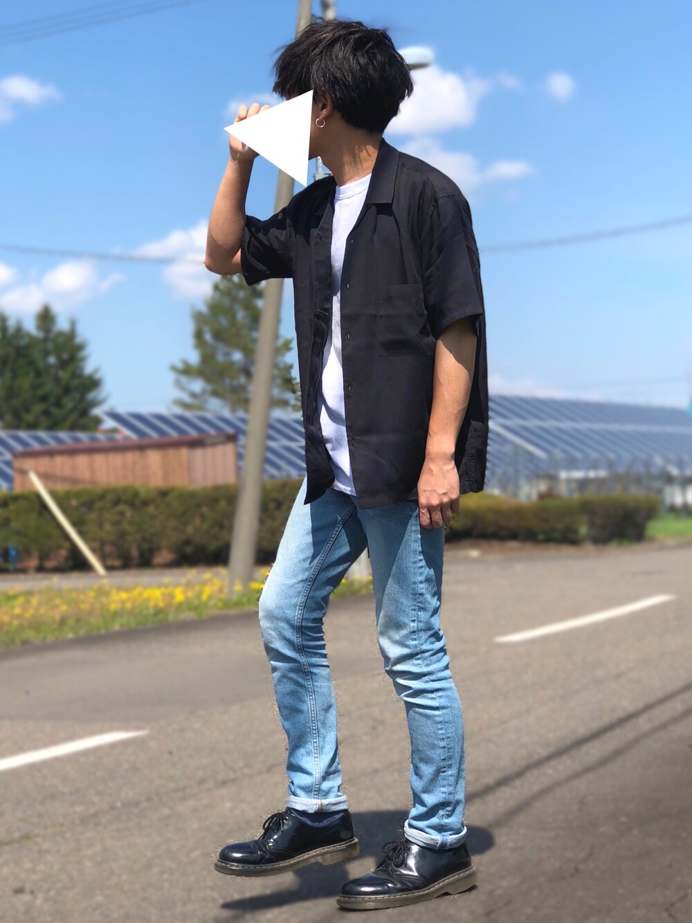 「カジュアルコーデ、デニム、シンプル、白Tシャツ、シャツスタイル、オープンカラーシャツ、夏コーデ、リラックススタイル、スキニー、低身長」｜「VIVIFYのピアス/フープ/シンプル（ピアス（片耳用）、シルバー系）」を使った、ゆきさちさん（メンズ・163cm）の春コーディネートの1枚目の写真