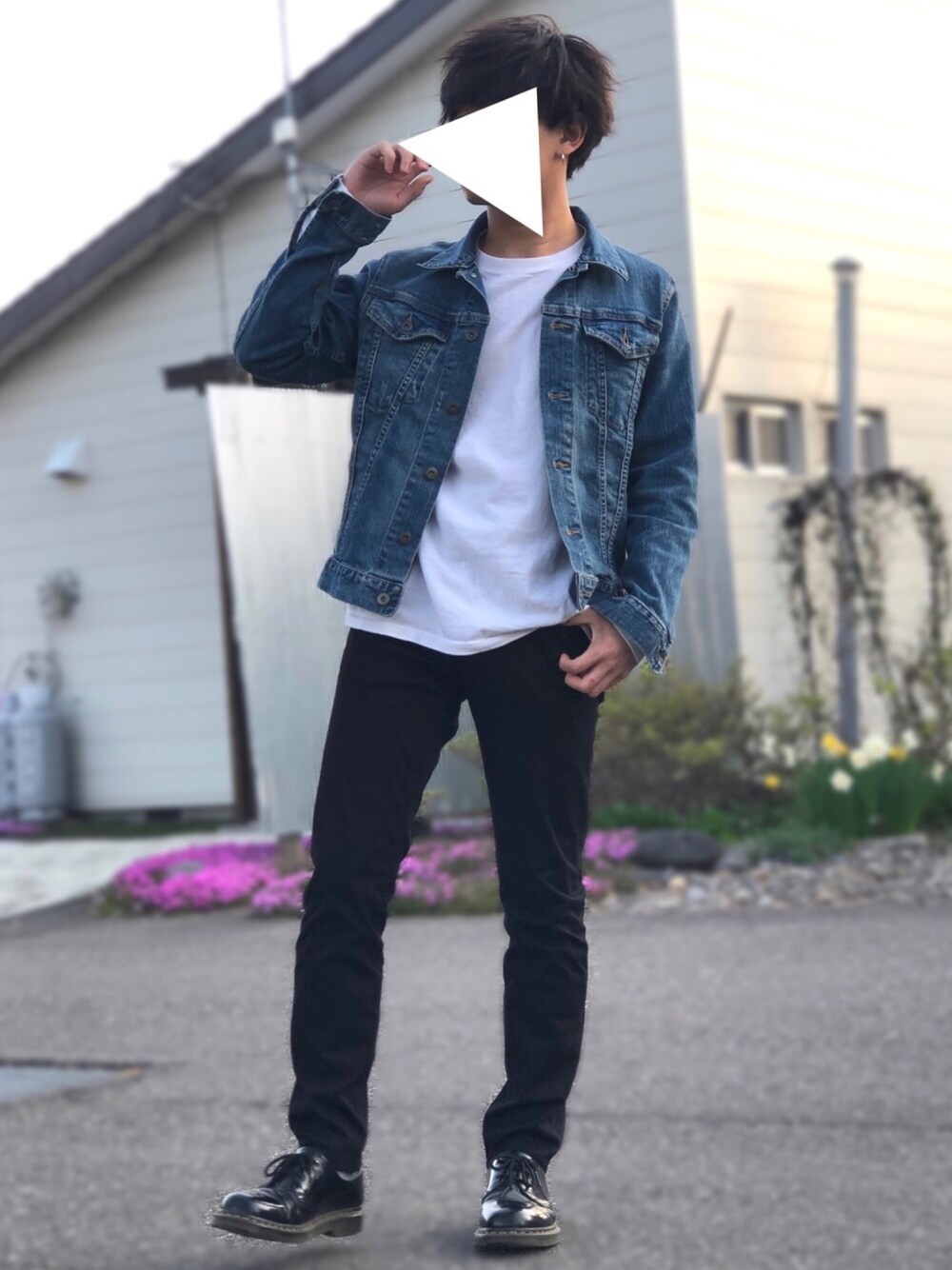 「シンプルコーデ、春コーデ、夏コーデ、プチプラ、黒スキニー、白Tシャツ、低身長、カジュアルコーデ、デニムジャケット、おしゃれさんと繋がりたい」｜「UNIQLOのMEN デニムジャケット（ブルゾン、ブルー系）」を使った、ゆきさちさん（メンズ・163cm）の春コーディネートの1枚目の写真