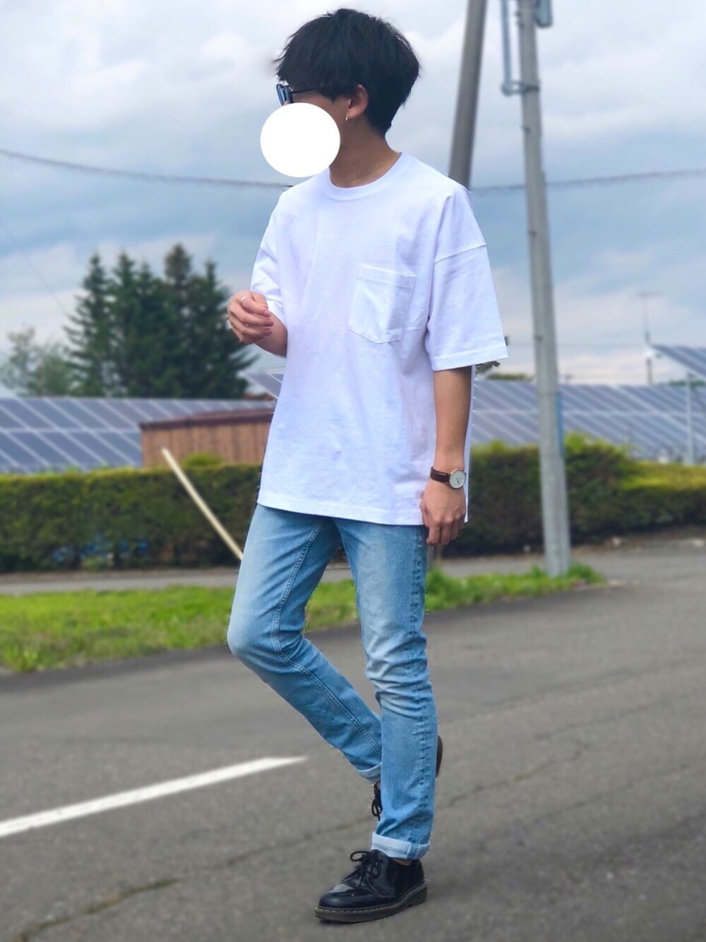 「夏コーデ、おしゃれさんと繋がりたい、白Tシャツ、オーバーサイズ、GU、シンプル、スキニーデニム、Dr.Martens、サングラス、低身長」｜「Daniel Wellingtonの【Daniel Wellington】レザーバンド３６ＭＭ（アナログ腕時計、ブラウン系）」を使った、ゆきさちさん（メンズ・163cm）の春コーディネートの1枚目の写真