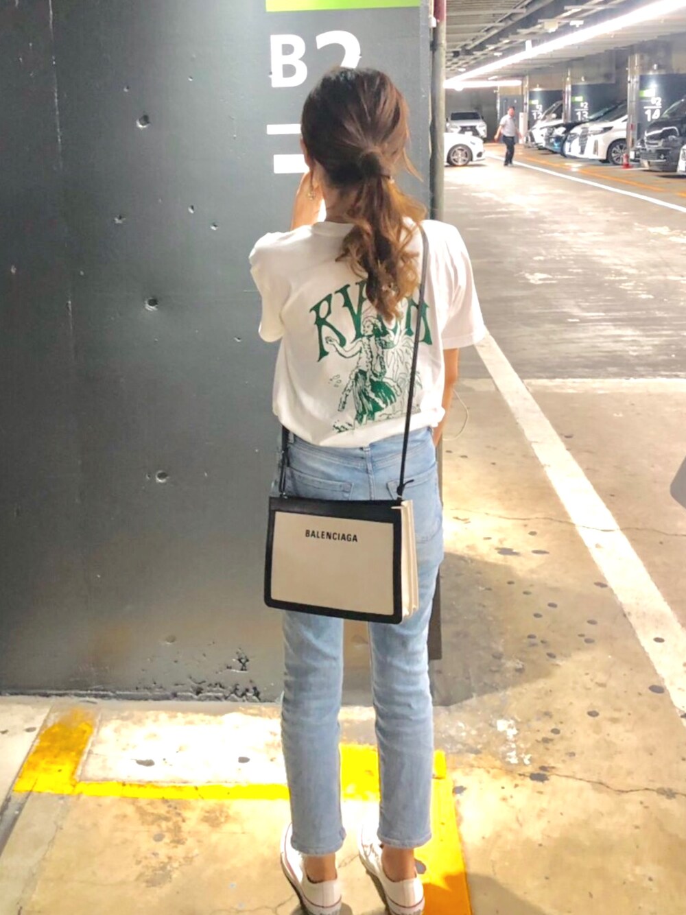 「rvca、Tシャツ、デニムパンツ、デニム、BALENCIAGA、ショルダーバッグ、ラクチンコーデ、夏、休日スタイル、白Tシャツ」｜「RVCAのアイテム（Tシャツ/カットソー、ホワイト系）」を使った、yui さん（レディース・158cm）の夏コーディネートの1枚目の写真