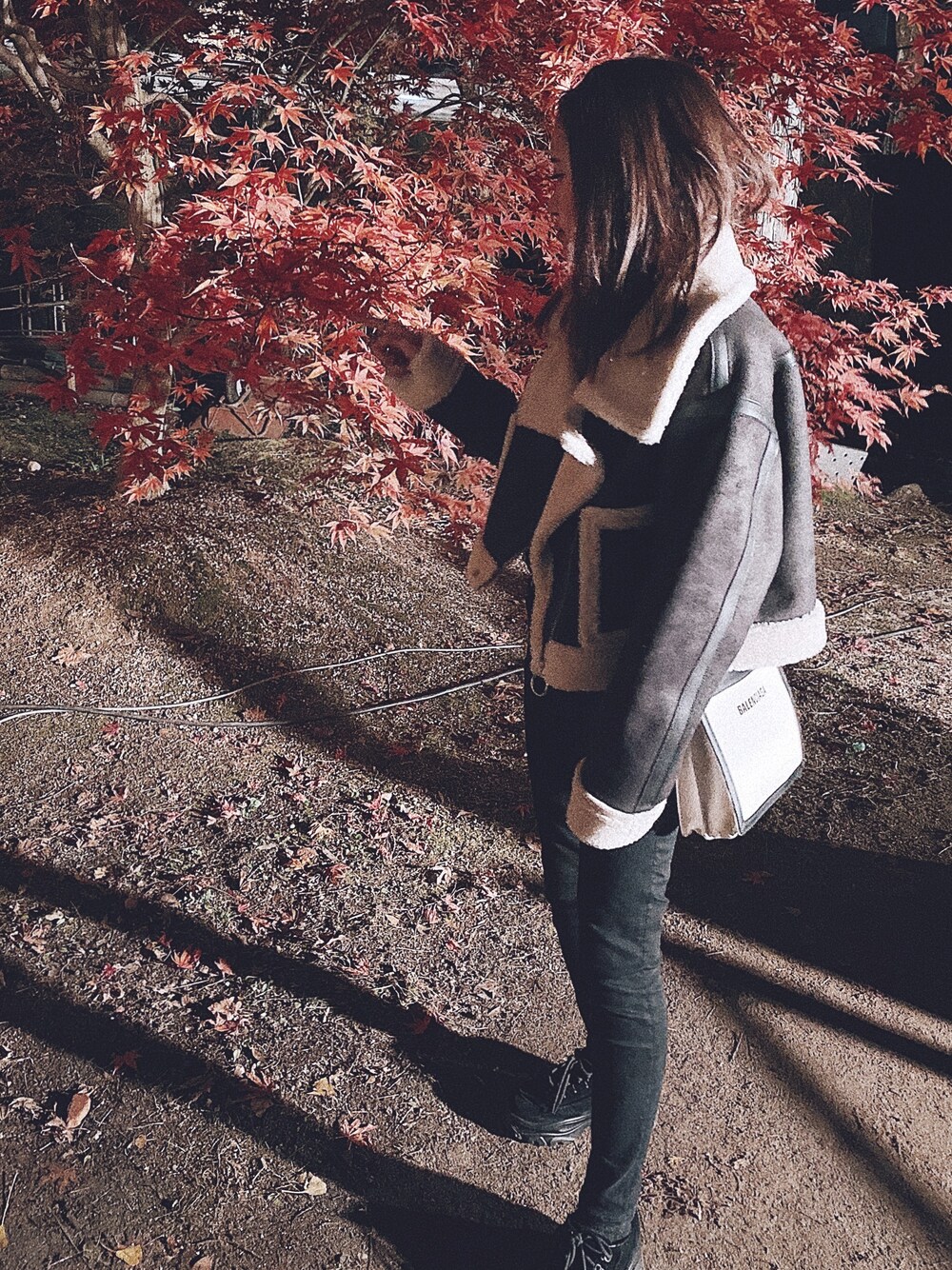 「休日スタイル、ムートンジャケット、秋、紅葉、Juemi、SLY、American Eagle、ZARA、BALENCIAGA」｜「JUEMIのアイテム（ジャケット/アウター、ブラック系）」を使った、yui さん（レディース・158cm）の秋コーディネートの1枚目の写真