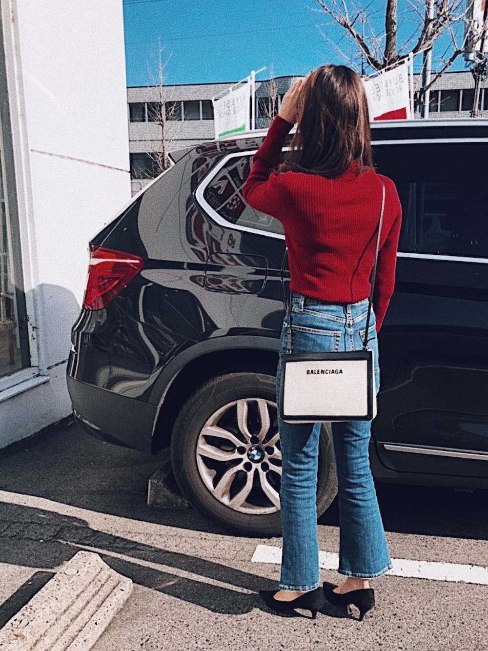 「SLY、UNIQLO、BALENCIAGA、タートルネック、デニムパンツ、冬コーデ、オトナカジュアル、カジュアルコーデ」｜「UNIQLOのエクストラファインメリノリブタートルネックセーター（長袖）（ニット/セーター、レッド系）」を使った、yui さん（レディース・158cm）の冬コーディネートの1枚目の写真