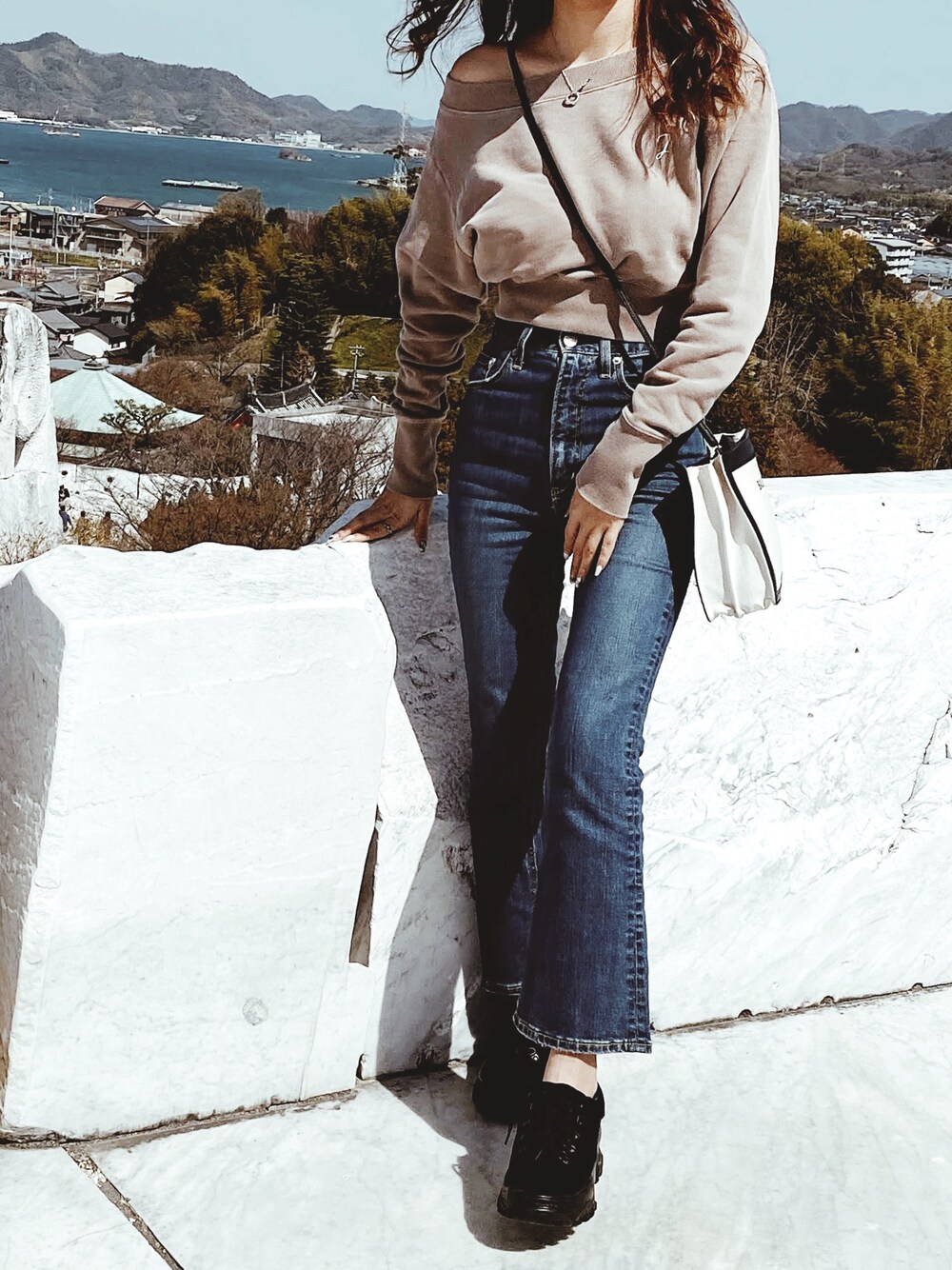「SLY、BALENCIAGA、デニムパンツ、オフショル、ootd、おしゃれさんと繋がりたい、スニーカー、Juemi」｜「JUEMIのアイテム（トップス、ベージュ系）」を使った、yui さん（レディース・158cm）の春コーディネートの1枚目の写真