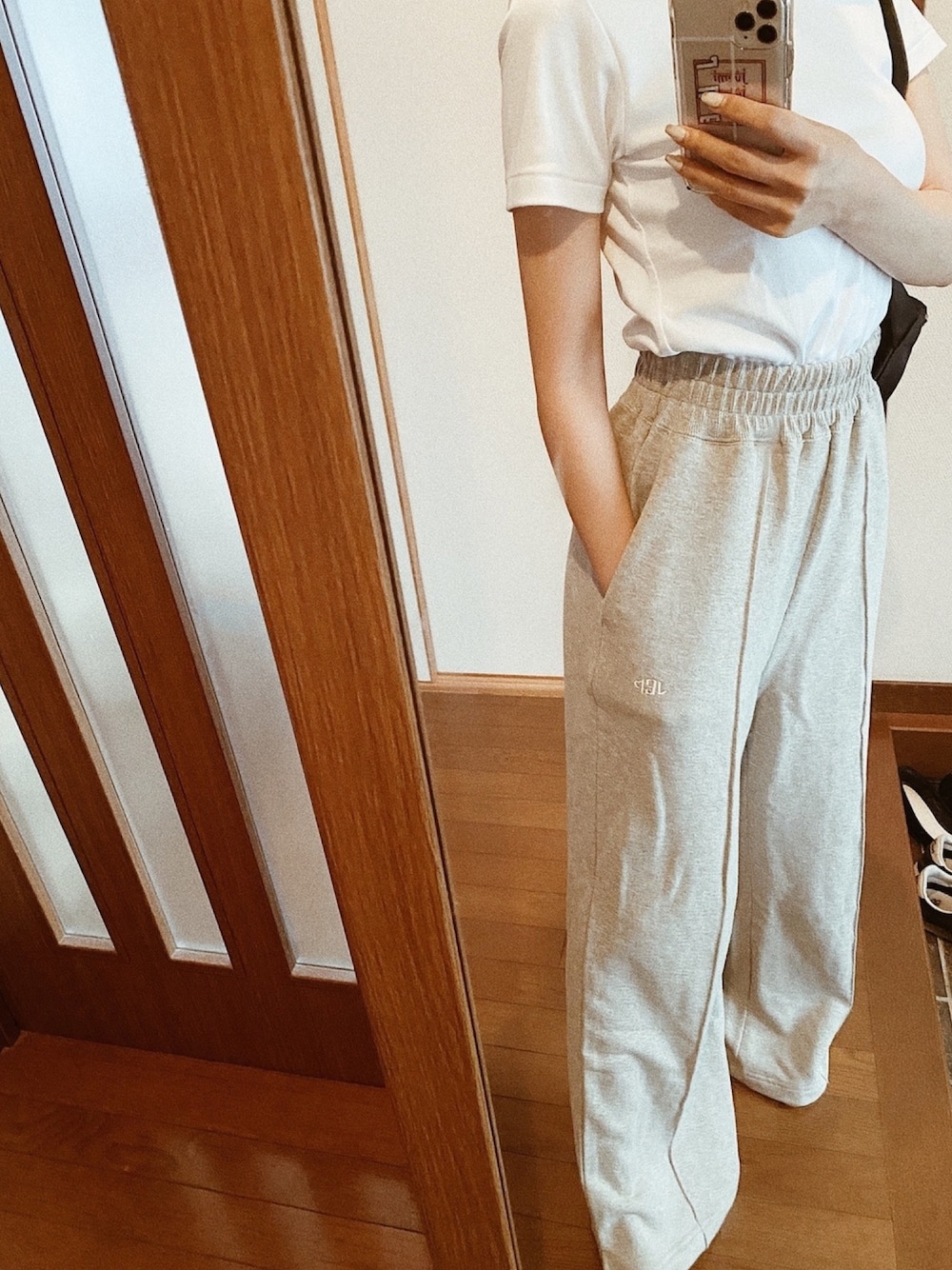 「休日スタイル、夏、リラックススタイル、Juemi、UNIQLO、白Tシャツ、スウエットパンツ、グレー」｜「JUEMIのアイテム（パンツ、グレー系）」を使った、yui さん（レディース・158cm）の夏コーディネートの1枚目の写真