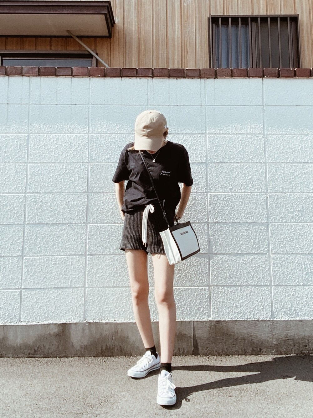 「夏、シンプル、Juemi、ニットパンツ、Tシャツ、黒コーデ、休日スタイル、おしゃれさんと繋がりたい、夏だ！Tシャツ着よう！、ベージュ」｜「JUEMIのアイテム（トップス、ブラック系）」を使った、yui さん（レディース・158cm）の夏コーディネートの1枚目の写真