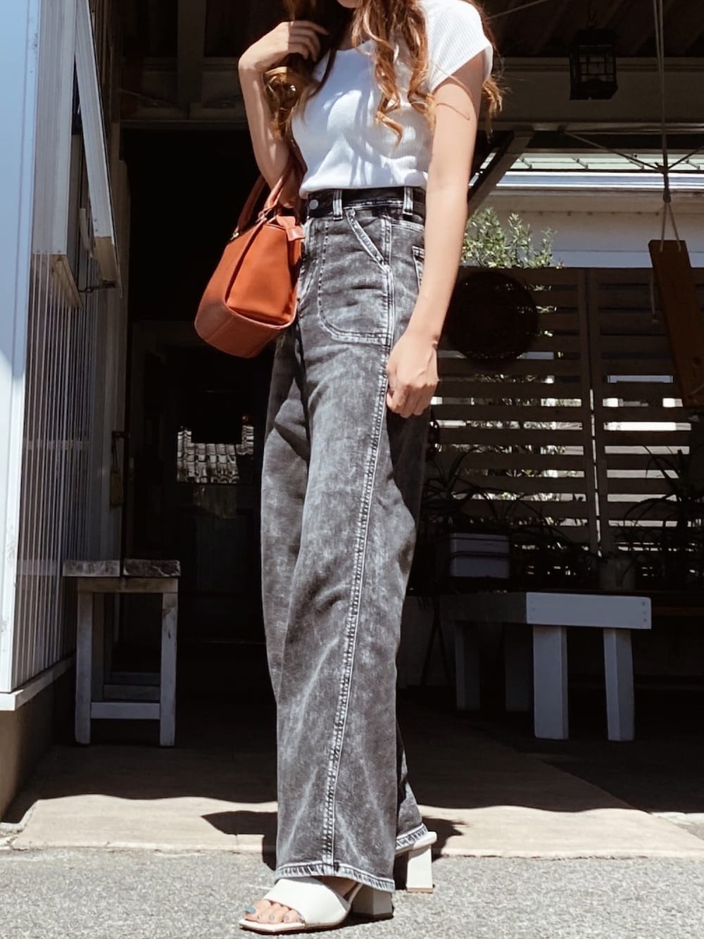 「Juemi、ラブアンドピース2020、デニム、AZUL by moussy、moussy、今日のコーデ、おしゃれさんと繋がりたい、モノトーンコーデ、ZARA、ホワイト」｜「JUEMIのアイテム（パンツ、ブラック系）」を使った、yui さん（レディース・158cm）の秋コーディネートの1枚目の写真