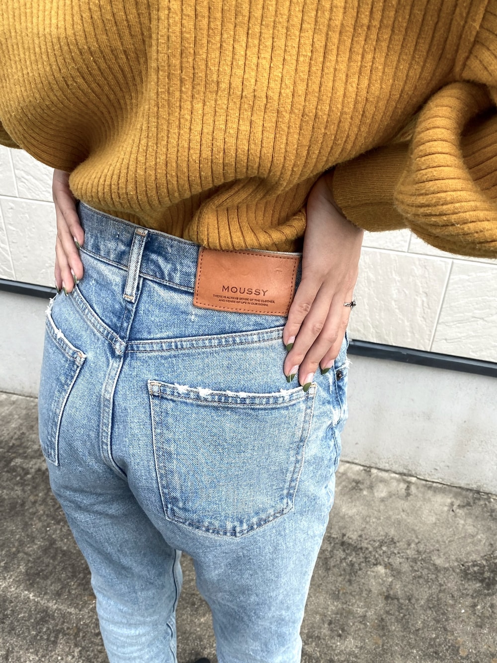 「秋コーデ、休日スタイル、オトナカジュアル、イエロー、デニムコーデ、outfit、デニムパンツ、イエローコーデ、moussy、AZUL by moussy」｜「MOUSSYのMVS SKINNY（デニムパンツ、ブルー系）」を使った、yui さん（レディース・158cm）の秋コーディネートの1枚目の写真