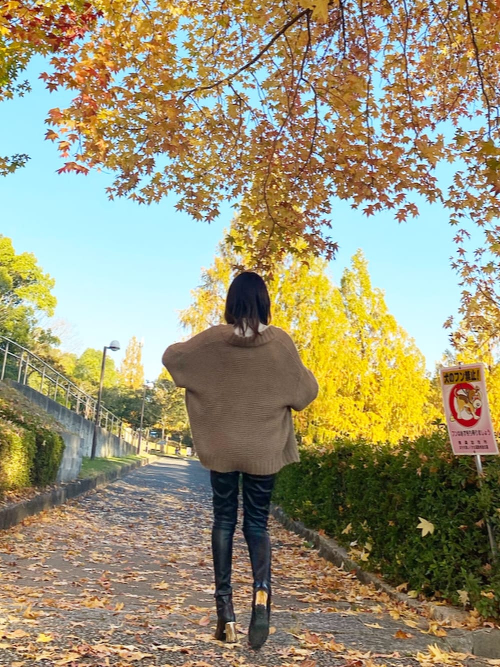 「レザーLOVEスナップ、休日コーデ、カジュアルコーデ、ootd、大人コーデ、紅葉、RANDA、Juemi、SLY、ZARA」｜「SLYのSMOOTHIE H/N トップス ハイネックニット（ニット/セーター、ホワイト系）」を使った、yui さん（レディース・158cm）の秋コーディネートの1枚目の写真