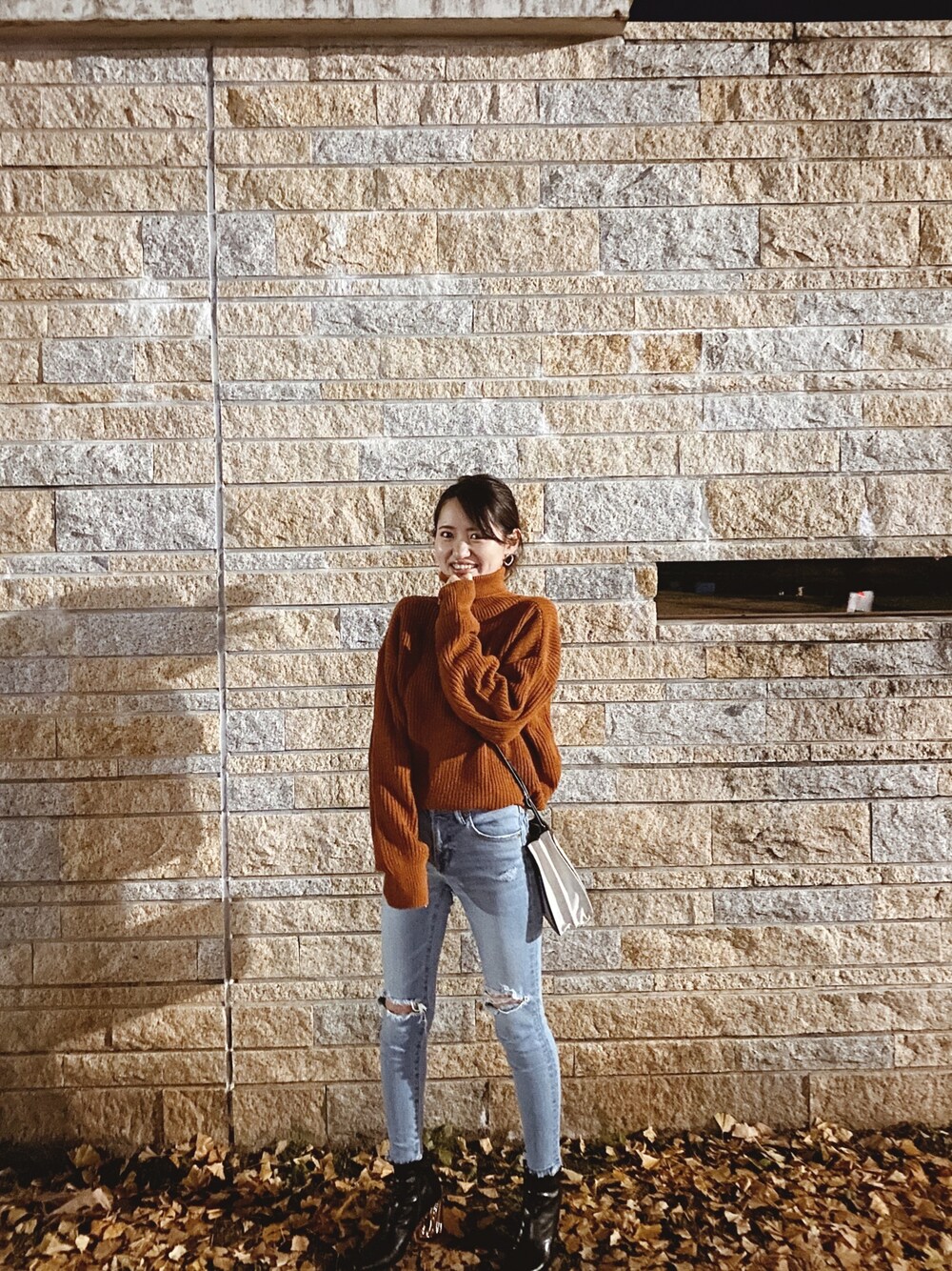 「秋冬コーデ、カジュアルコーデ、オトナカジュアル、dholic、AZUL by moussy、RANDA、BALENCIAGA、ショートブーツ、パンツスタイル、デニムパンツ」｜「DHOLICの8COLORSドロップショルダーニットプルオーバー（ニット/セーター、ブラウン系）」を使った、yui さん（レディース・158cm）の秋コーディネートの1枚目の写真