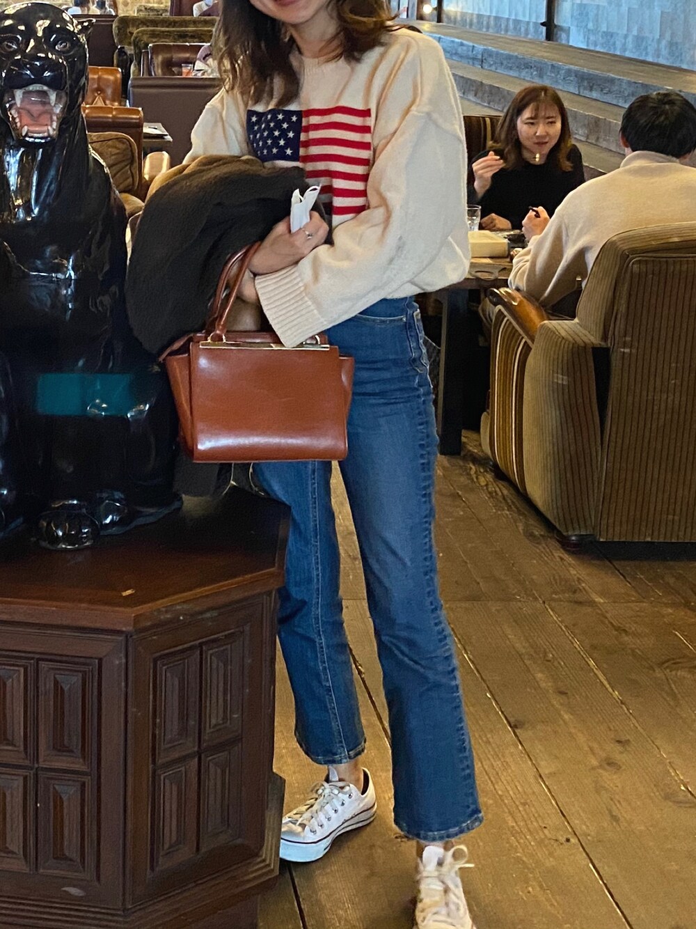 「休日スタイル、アメリカ、国旗、AZUL by moussy、Juemi、SLY、converse、デニムパンツ、ニット」｜「SLYのJAY HW FLARE SLIM デニム フレア（デニムパンツ、ブルー系）」を使った、yui さん（レディース・158cm）の秋コーディネートの1枚目の写真