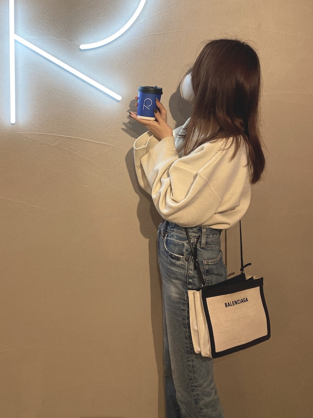「春コーデ、カジュアルコーデ、SLY、moussy、BALENCIAGA、Juemi、東海オンエア、岡崎市、カフェ」｜「SLYのSTEP HEM MG トップス/ヘムミドルゲージ（ニット/セーター、ホワイト系）」を使った、yui さん（レディース・158cm）の春コーディネートの1枚目の写真