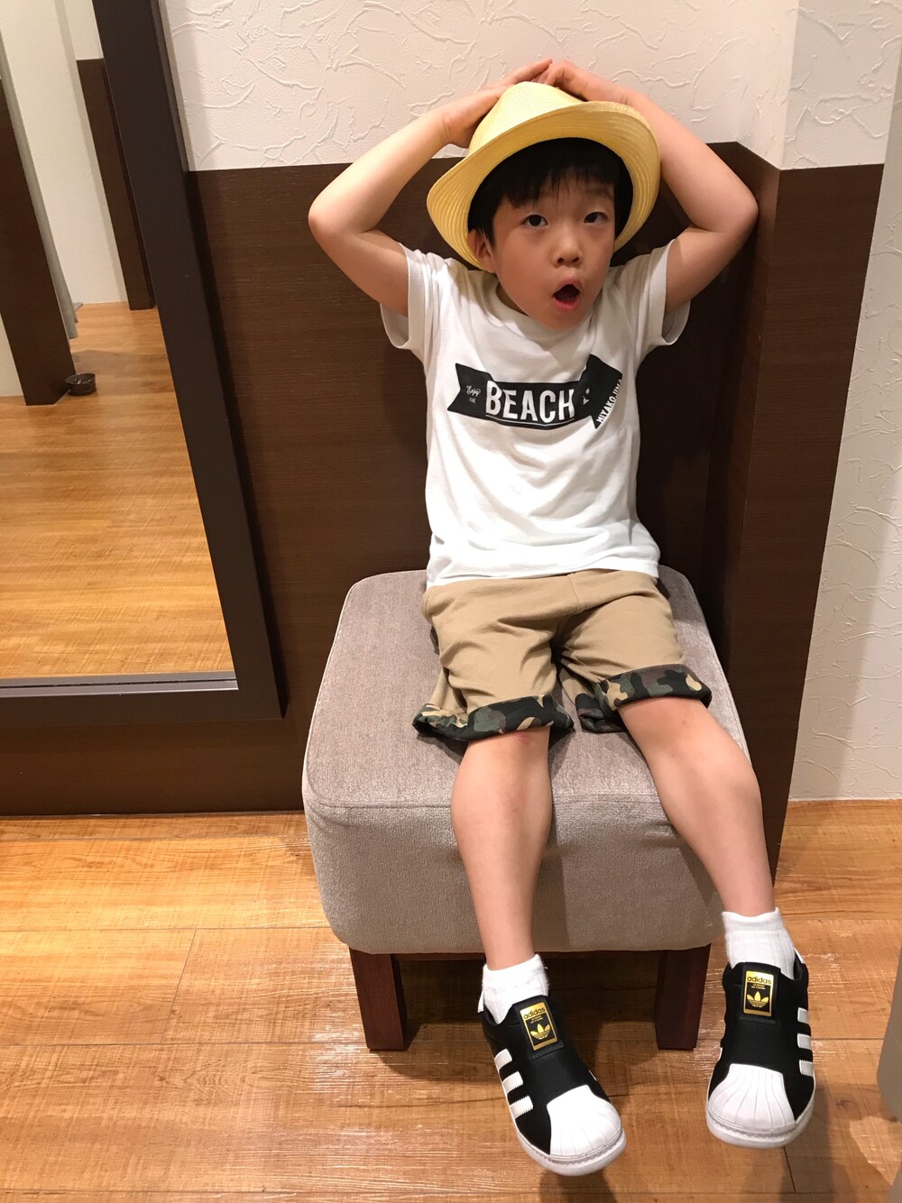 ベージュ系のその他パンツ、ホワイト系のTシャツ/カットソー、ブラック系のスリッポンを着用したキッズの夏コーディネートの1枚目の写真