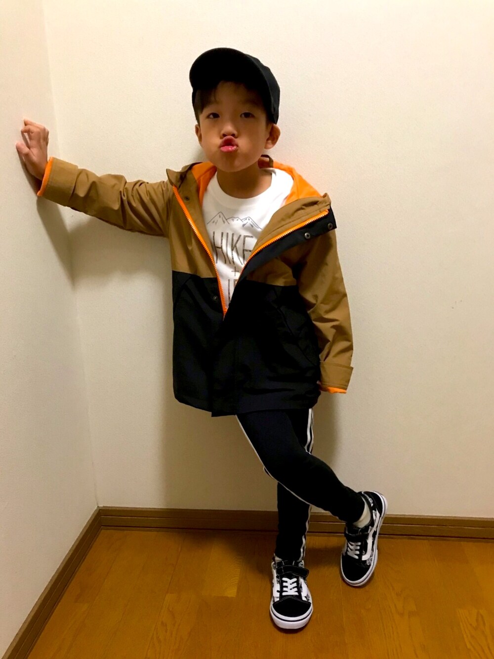 「キッズファッション、男の子コーデ、アウトドアスタイル、マウンテンパーカー、グローバルワーク(GLOBAL WORK)、アディダス、バンズ、白Tシャツ」｜「Columbiaの【KIDS】チュファンクトゥハイクユースショートスリーブTシャツ（Tシャツ/カットソー、ホワイト系）」を使った、あさっぴー☆さん（キッズ・110cm）の秋コーディネートの1枚目の写真