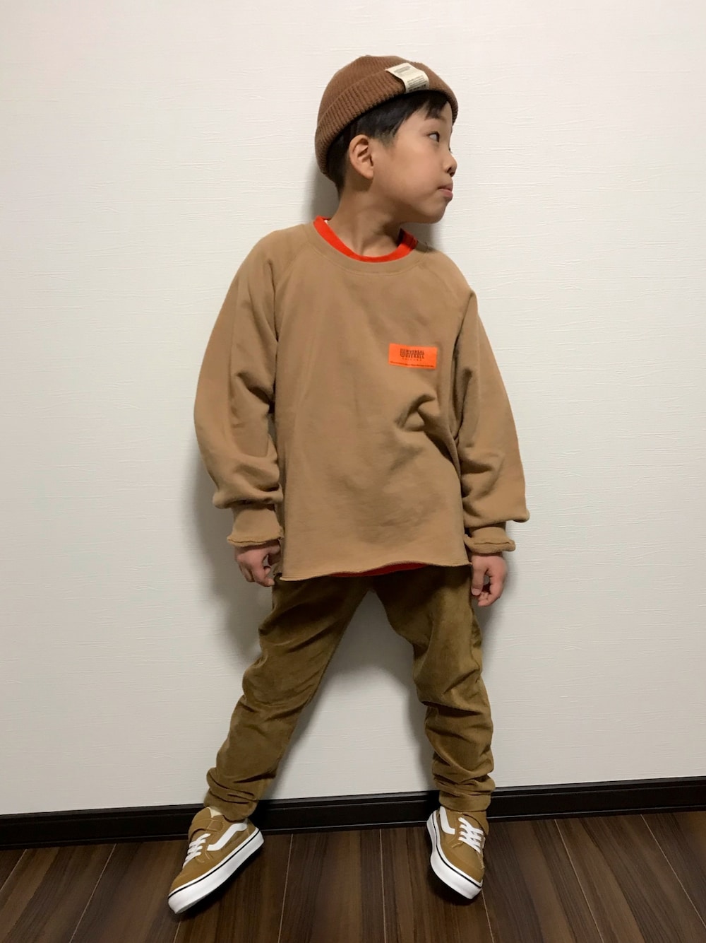 ベージュ系のスウェット、ブラウン系のその他パンツ、ブラウン系のスニーカーを着用したキッズの冬コーディネートの1枚目の写真