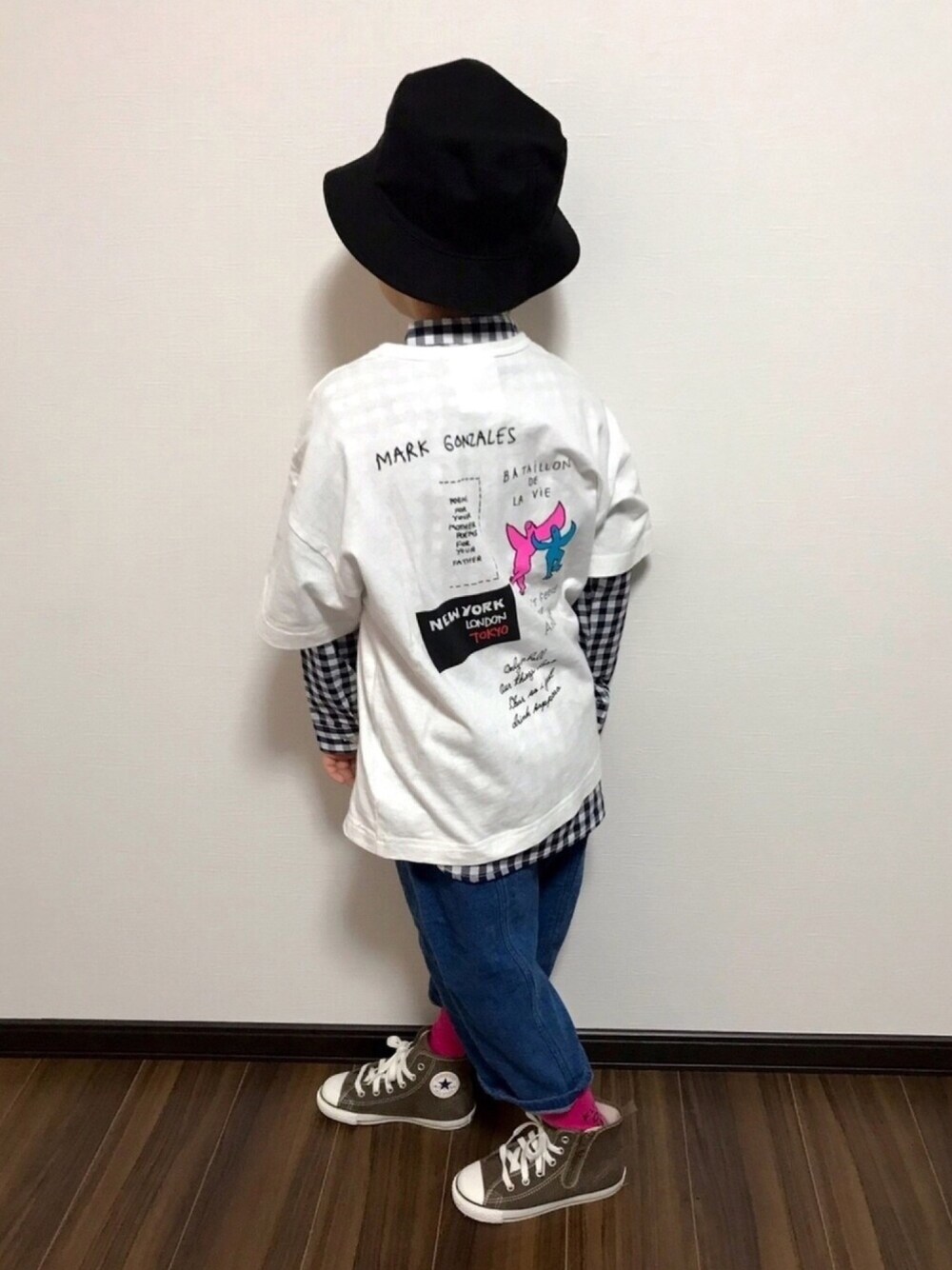 ホワイト系のTシャツ/カットソー、その他のシャツ/ブラウス、ブルー系のデニムパンツを着用したキッズの春コーディネートの1枚目の写真