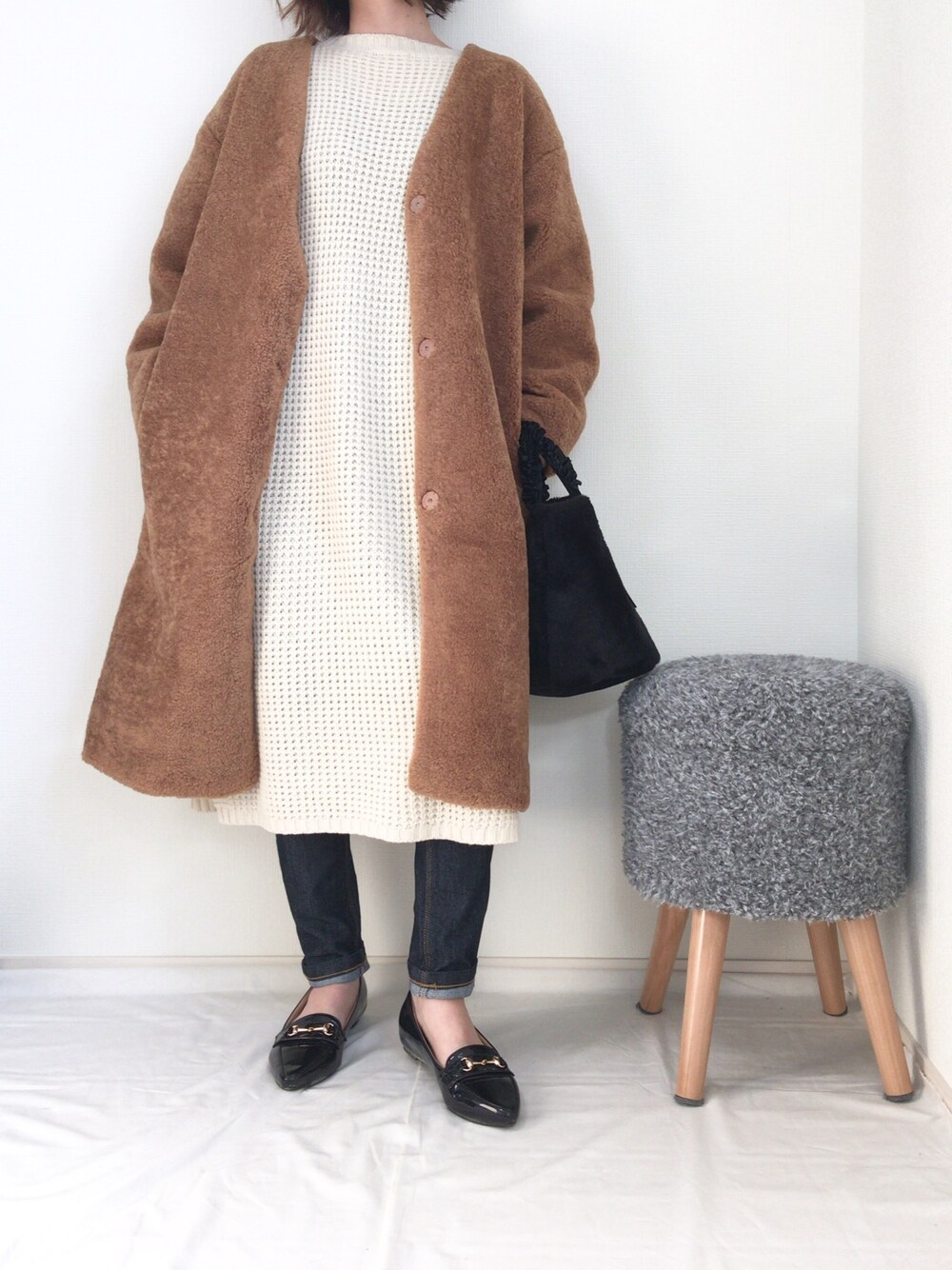 ブラウン系のジャケット/アウター、ホワイト系のワンピース/ドレス、ブルー系のデニムパンツを着用したレディースの秋コーディネートの1枚目の写真