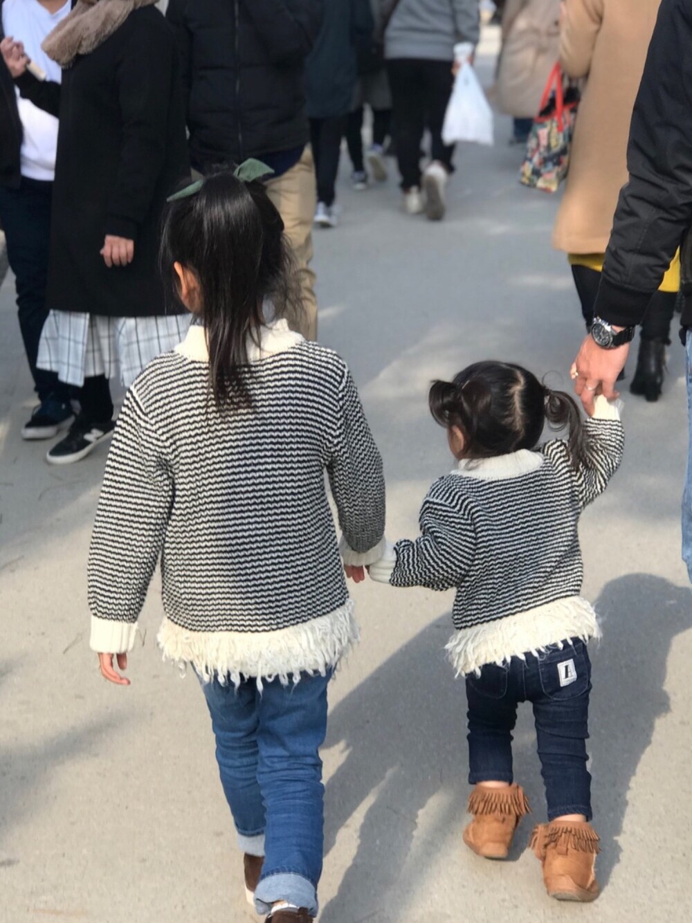 「petit mainの裾ループ編み柄ニット（ニット/セーター、ホワイト系）」を使った、mokatanさん（キッズ・110cm）の冬コーディネートの1枚目の写真