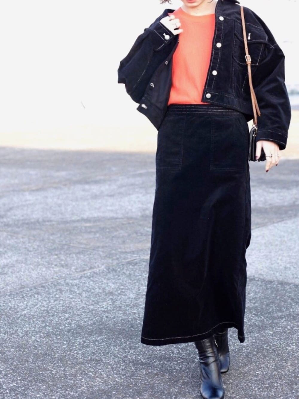 「YARDPLUS、auntmarie's 、春コーデ、黒、オレンジ、シンプルコーデ、FREAK’Ｓ STORE」｜「Aunt Marie'sのAUNT MARIE'S コーデュロイショートジャケット（カバーオール、ブラック系）」を使った、sakiさん（レディース・168cm）の冬コーディネートの1枚目の写真