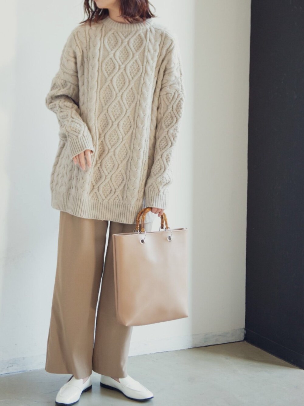 「クルーネック、ケーブルニット、新作、ワントーンコーデ、ベージュコーデ、ベージュ、auntmarie's 」｜「Aunt Marie'sのAUNT MARIE'S クルーネックケーブルニット（ニット/セーター、ベージュ系）」を使った、sakiさん（レディース・168cm）の冬コーディネートの1枚目の写真