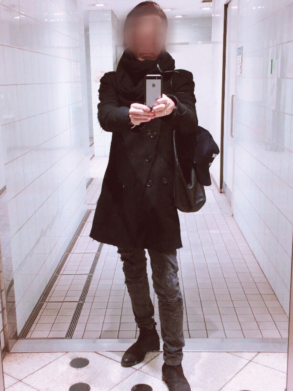 「skinny #black #black jeens #」｜「H&Mのアイテム（チェスターコート、ブラック系）」を使った、kobe wickedさん（メンズ・172cm）の冬コーディネートの1枚目の写真