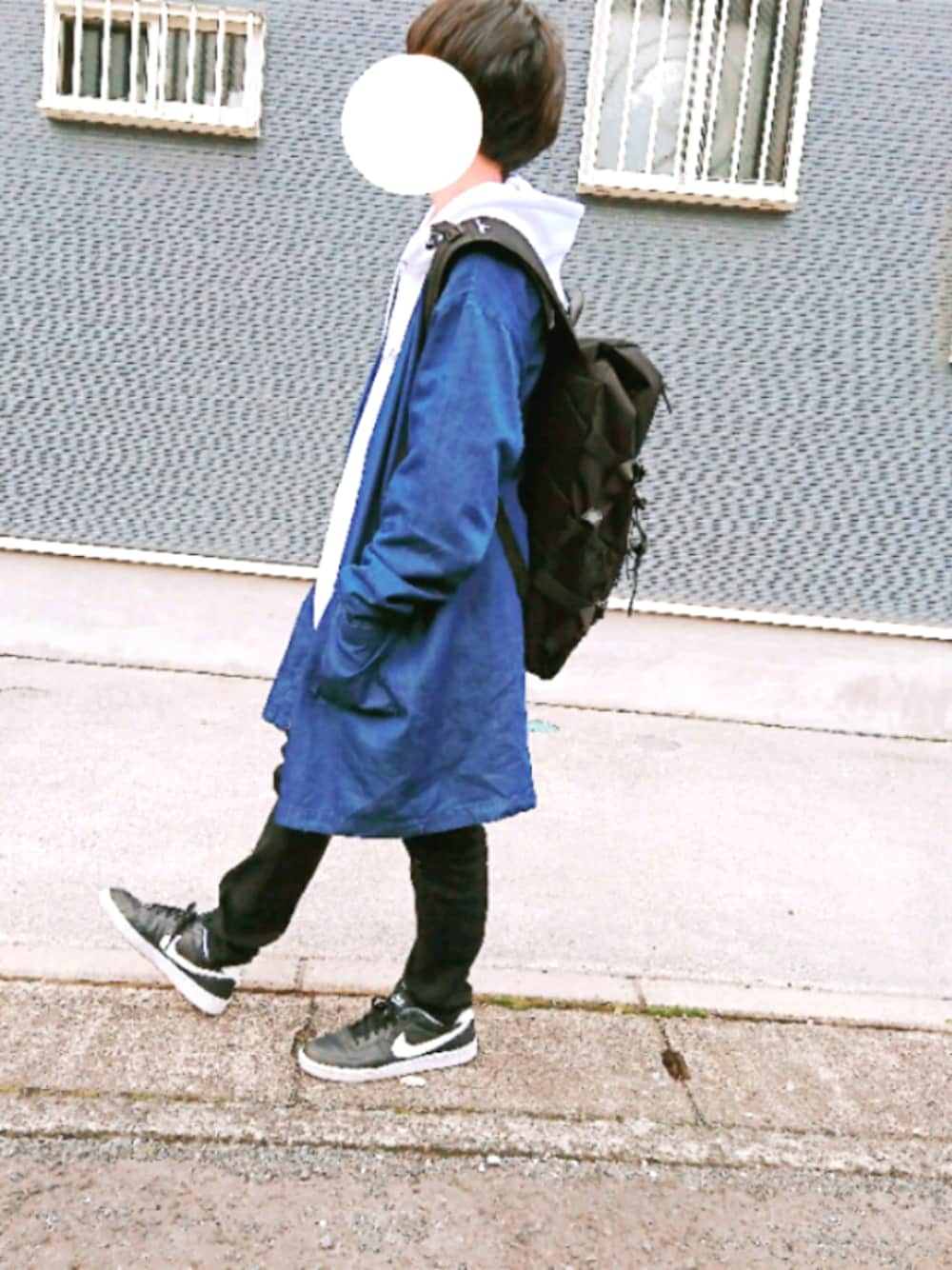 「冬、デニム、スニーカー、パーカー、マキャベリック、MAKAVELIC、中学生、中学生男子、オーバーサイズ、秋」｜「WEGOのWEGO/デニムガウンコート（デニムジャケット、ブルー系）」を使った、くるさん（メンズ・157cm）の秋コーディネートの1枚目の写真