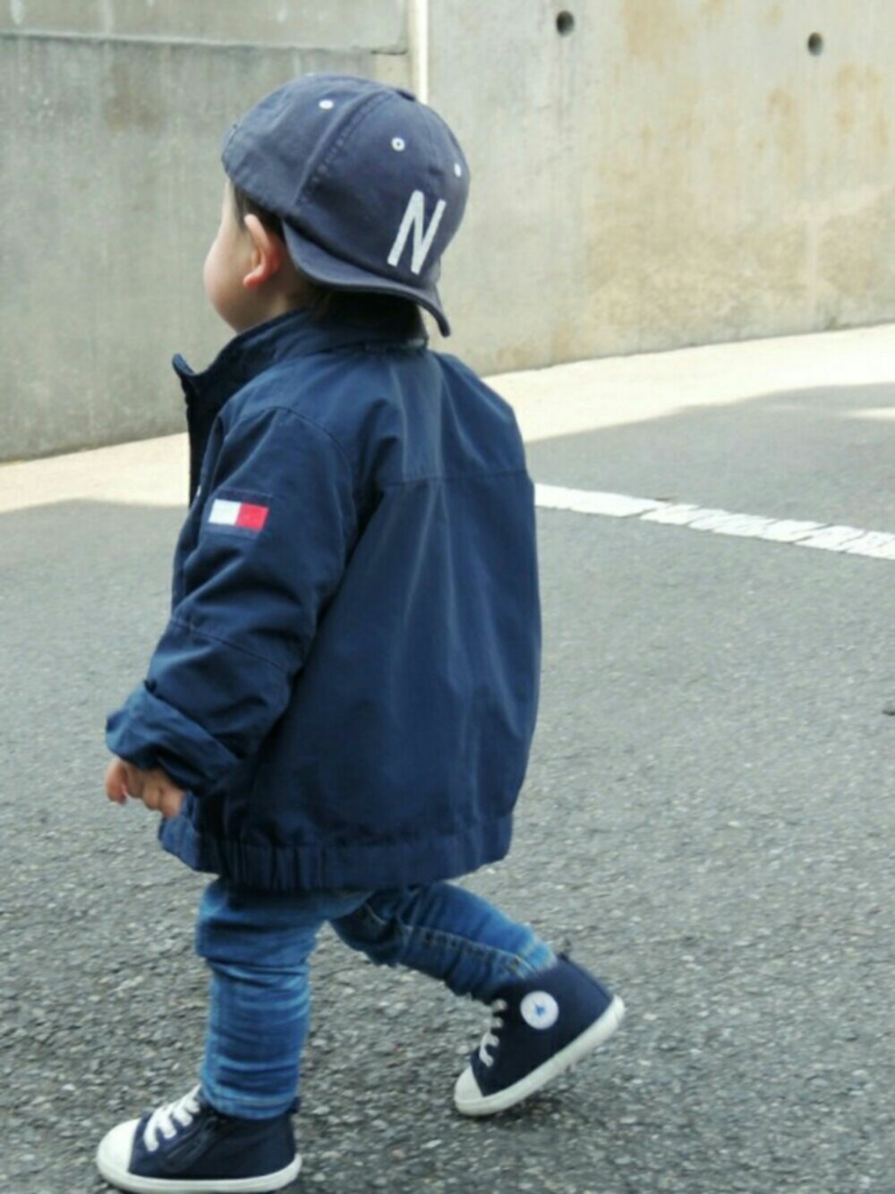 「キッズファッション、シンプル、男の子、スニーカー、TOMMY HILFIGER、converse、男の子コーデ」｜「TOMMY HILFIGERのJS LB TOMMY YACHT NYLON JACKET（ナイロンジャケット、ブルー系）」を使った、AOさん（キッズ・70cm）の春コーディネートの1枚目の写真