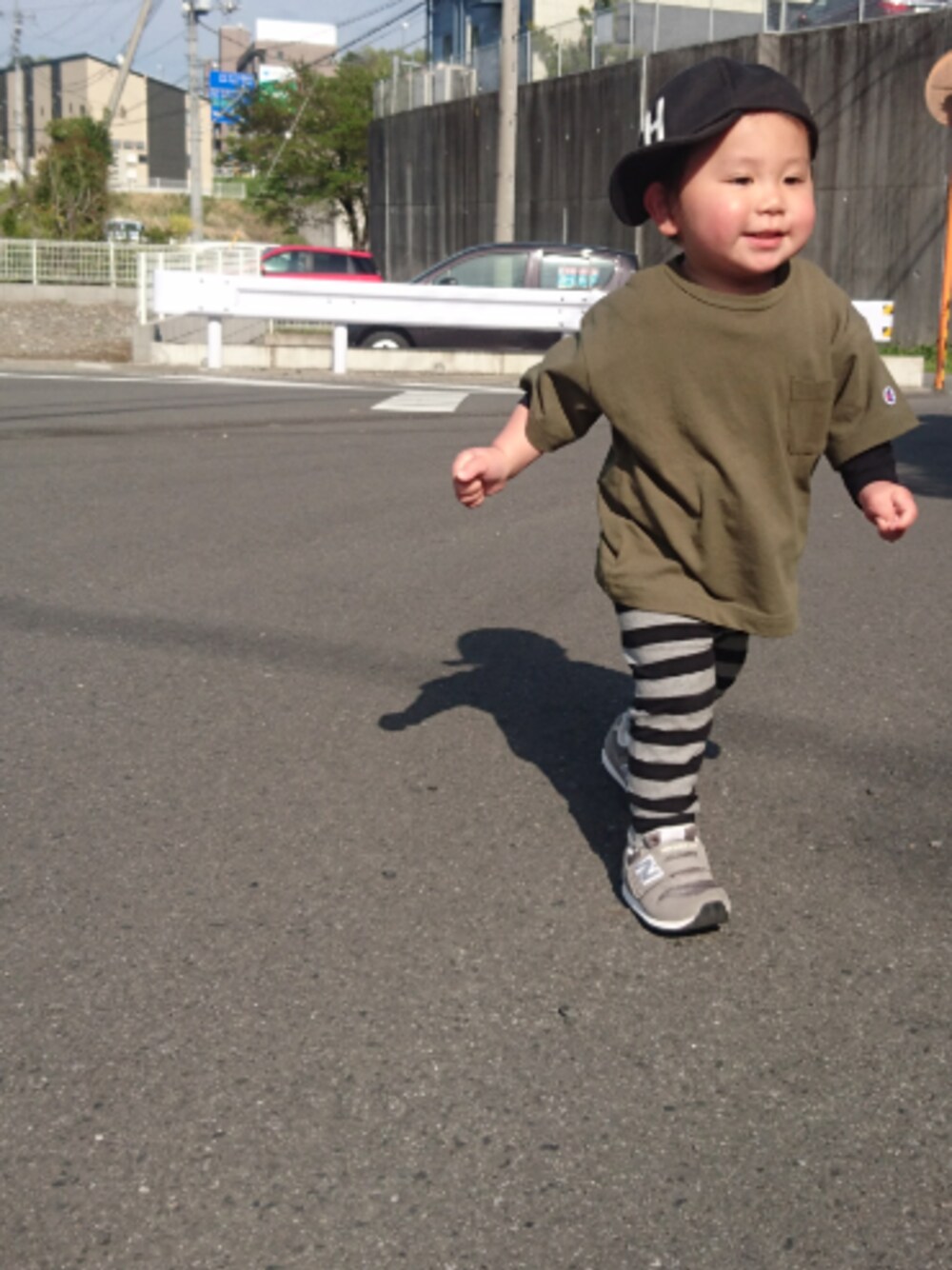 「カジュアルコーデ、おさんぽスタイル、Tシャツ、おとこのこ、ボーダー、Champion、New Balance」｜「Championの【Champion】チャンピオンビッグシルエット無地ポケットTシャツ（Tシャツ/カットソー、グリーン系）」を使った、AOさん（キッズ・80cm）の春コーディネートの1枚目の写真