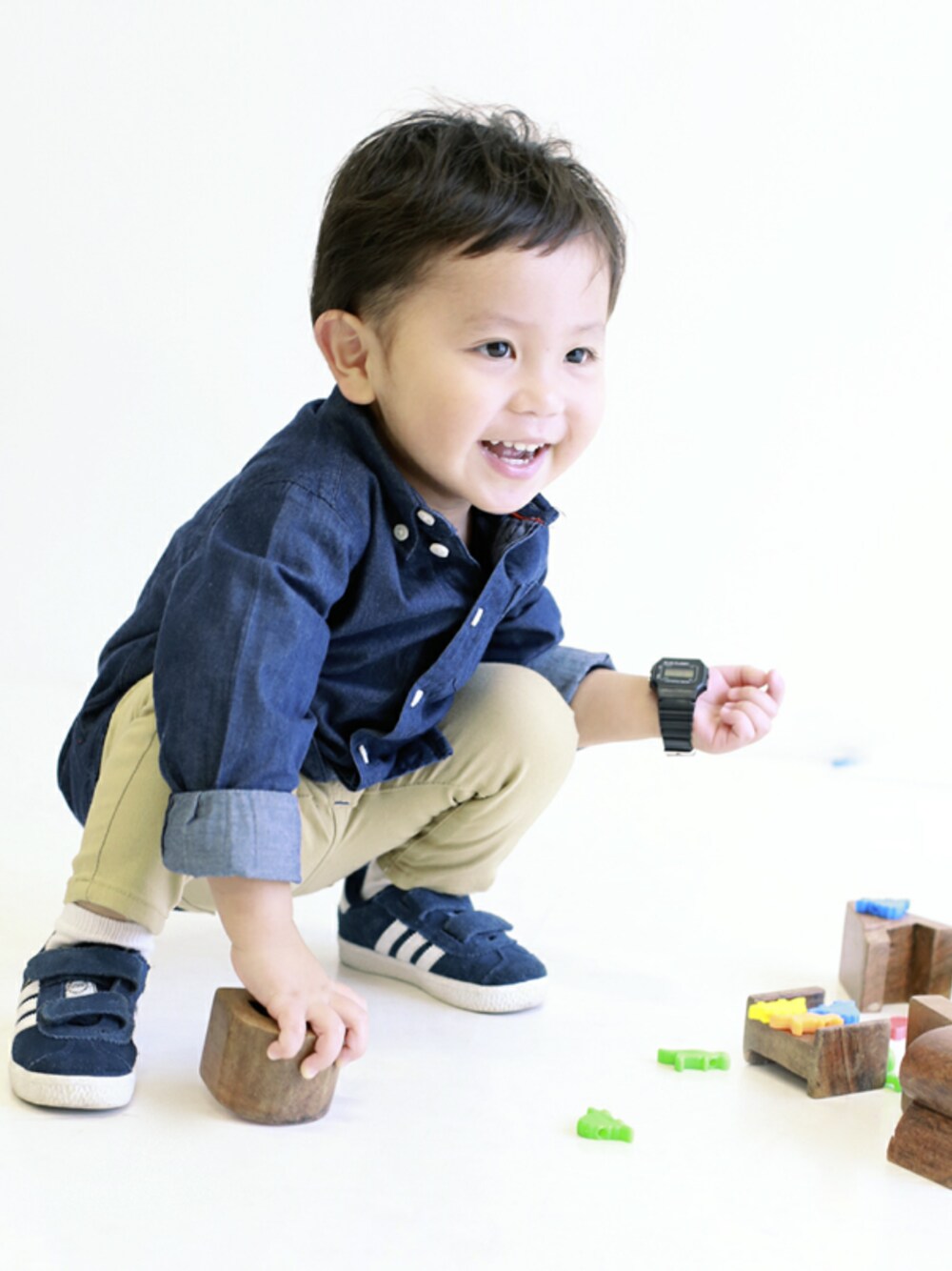 「シンプル、キッズファッション、カジュアル、男の子、スニーカー、adidas、男の子コーデ、シャツ」｜「赤ちゃん本舗のアイテム（パンツ、ベージュ系）」を使った、AOさん（キッズ・80cm）の冬コーディネートの1枚目の写真