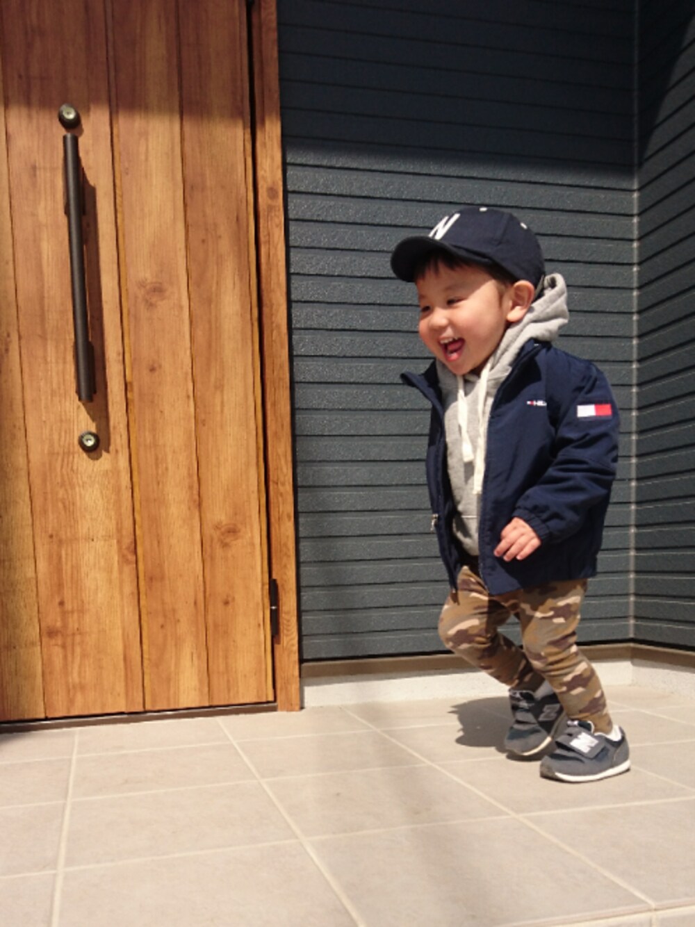 「キッズファッション、カジュアルコーデ、男の子、2歳、スニーカー、New Balance、TOMMY HILFIGER」｜「TOMMY HILFIGERのJS LB TOMMY YACHT NYLON JACKET（ナイロンジャケット、ブルー系）」を使った、AOさん（キッズ・80cm）の春コーディネートの1枚目の写真