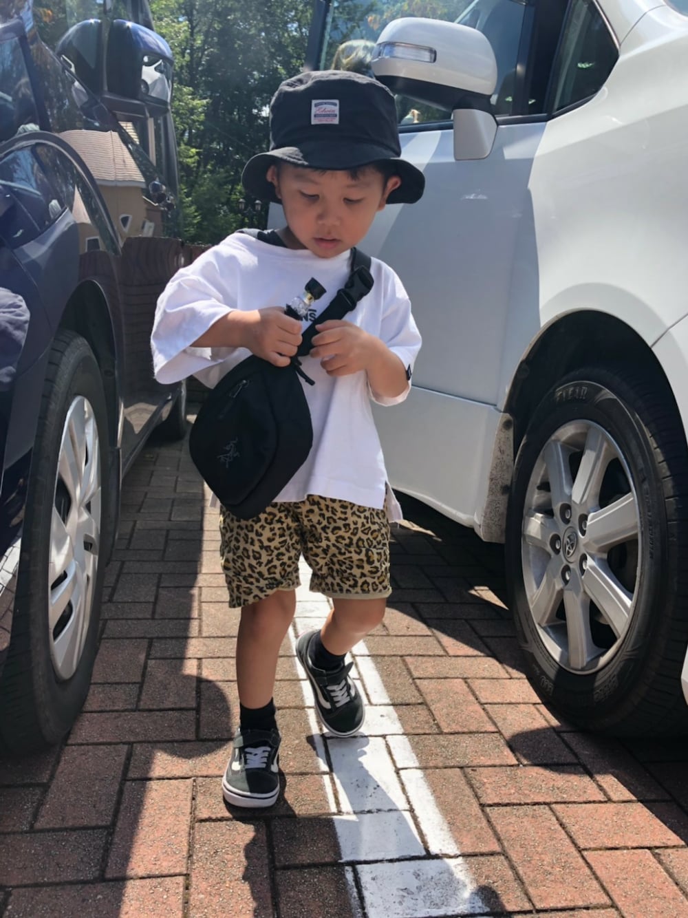 「ブランシェス、キッズコーデ、ハーフパンツ、レオパード、VANS、ビックシルエット、スニーカー、アークテリクス、バケットハット、ストリート」｜「FREAK'S STOREのWEB限定 VANS×FREAK'S STORE/ヴァンズ 別注 KIDS ビッグシルエット ブラックフォイル Tシャツ（Tシャツ/カットソー、ホワイト系）」を使った、AOさん（キッズ・90cm）の秋コーディネートの1枚目の写真