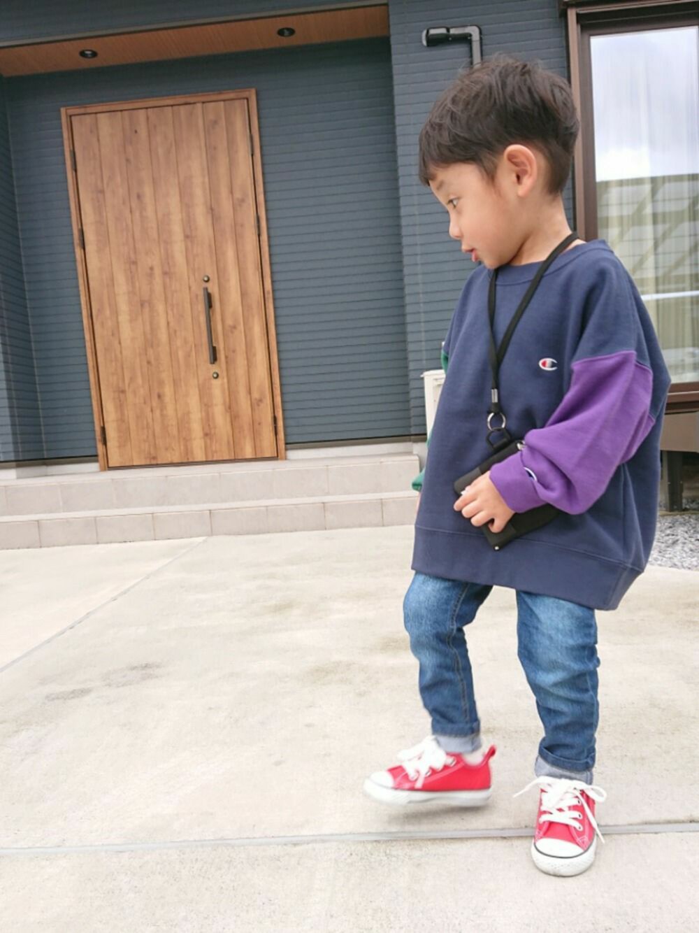 「キッズファッション、おとこのこ、デニム、オーバーサイズ、Champion、フリークスストア、コンバース、4歳、スウェット」｜「petit mainのスキニーデニムパンツ（デニムパンツ、ブルー系）」を使った、AOさん（キッズ・90cm）の秋コーディネートの1枚目の写真