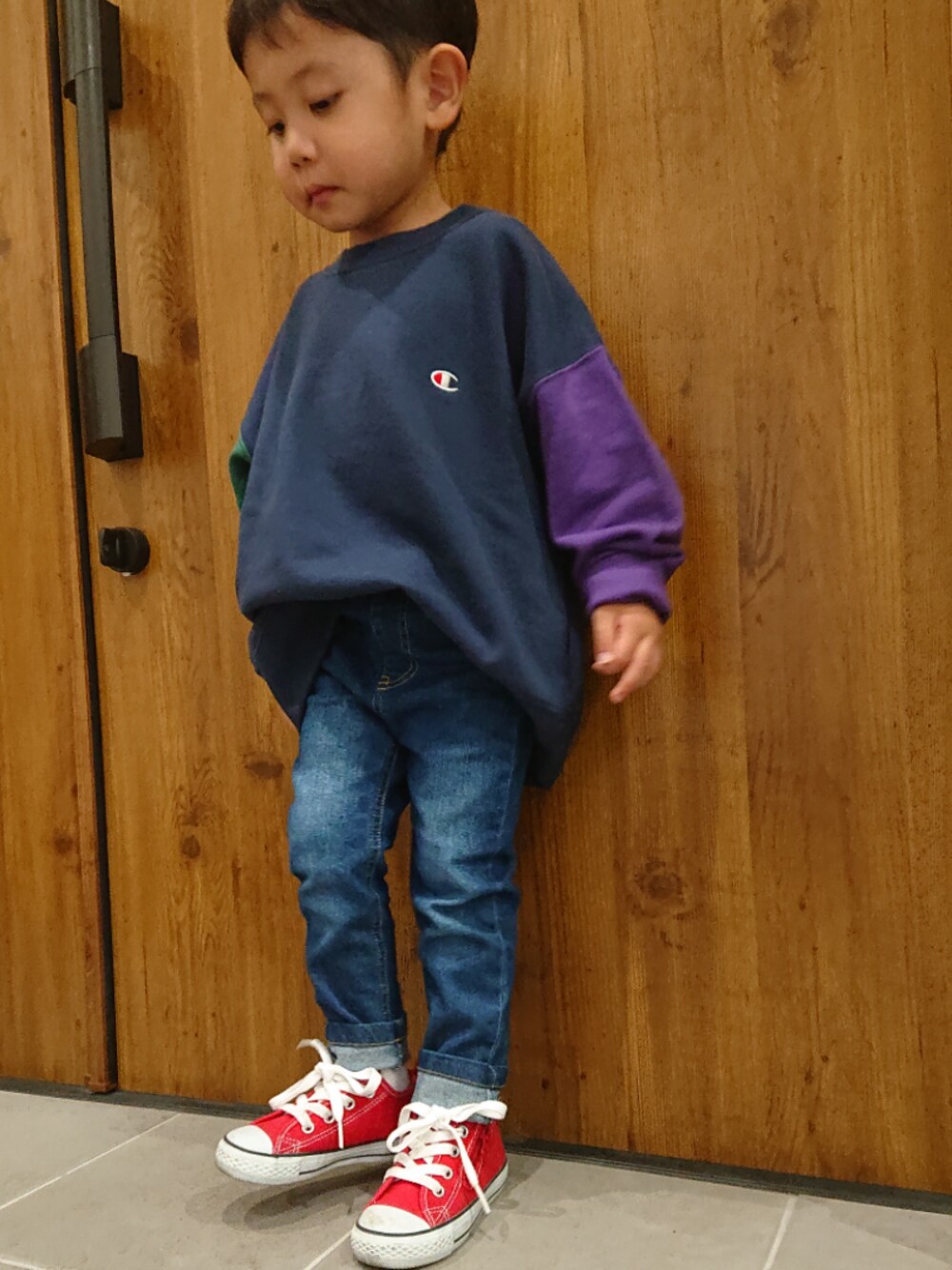 「kids、デニム、コンバース、Champion、フリークスストア」｜「FREAK'S STOREの▽【WEB限定】Champion×FREAK'S STORE/チャンピオン 別注 WIDE SWEAT/ワイドシルエットワンポイントスウェット（スウェット、ブルー系）」を使った、AOさん（キッズ・90cm）の秋コーディネートの1枚目の写真