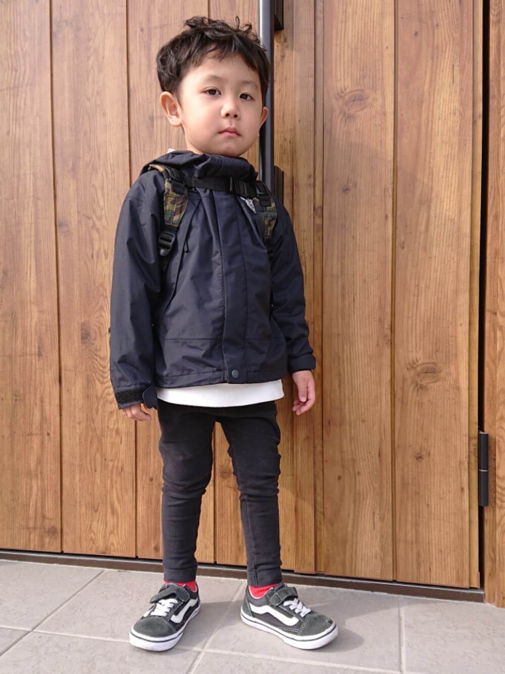 「やっぱりストリートが好き、休日スタイル、スニーカー、kids、シンプル、男の子コーデ、THE NORTH FACE、VANS、4歳」｜「SHIPSのSHIPS KIDS:デイパック S 2015（バックパック/リュック、グリーン系）」を使った、AOさん（キッズ・100cm）の秋コーディネートの1枚目の写真
