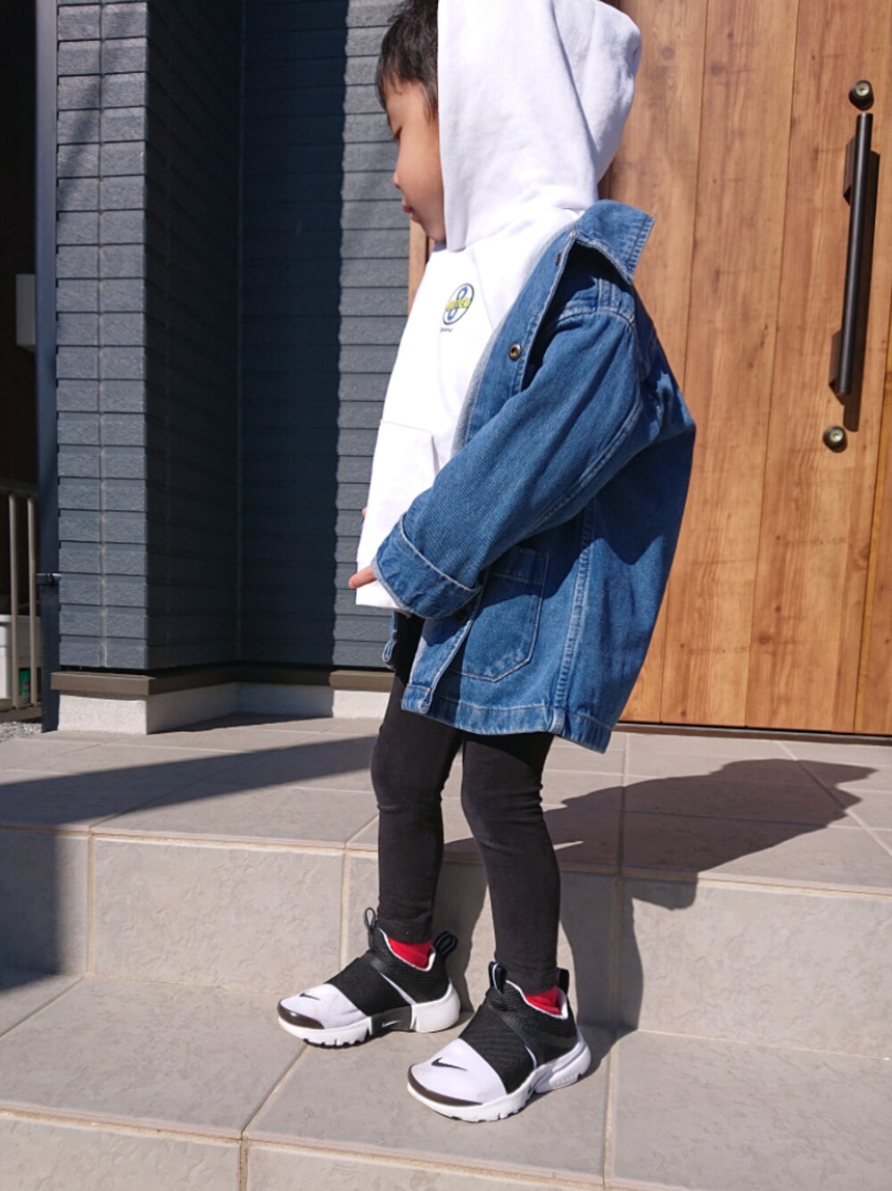 「やっぱりストリートが好き、オーバーサイズ、kids、キッズファッション、スニーカー、パーカー、デニムジャケット、GU、フリークスストア」｜「FREAK'S STOREの▽WEB限定 KIDS MIDORI KOMATSU×FREAK'S STORE/ミドリ コマツ×フリークスストア I'm BUSY バックプリント プルオーバーパーカー（パーカー、ホワイト系）」を使った、AOさん（キッズ・100cm）の秋コーディネートの1枚目の写真