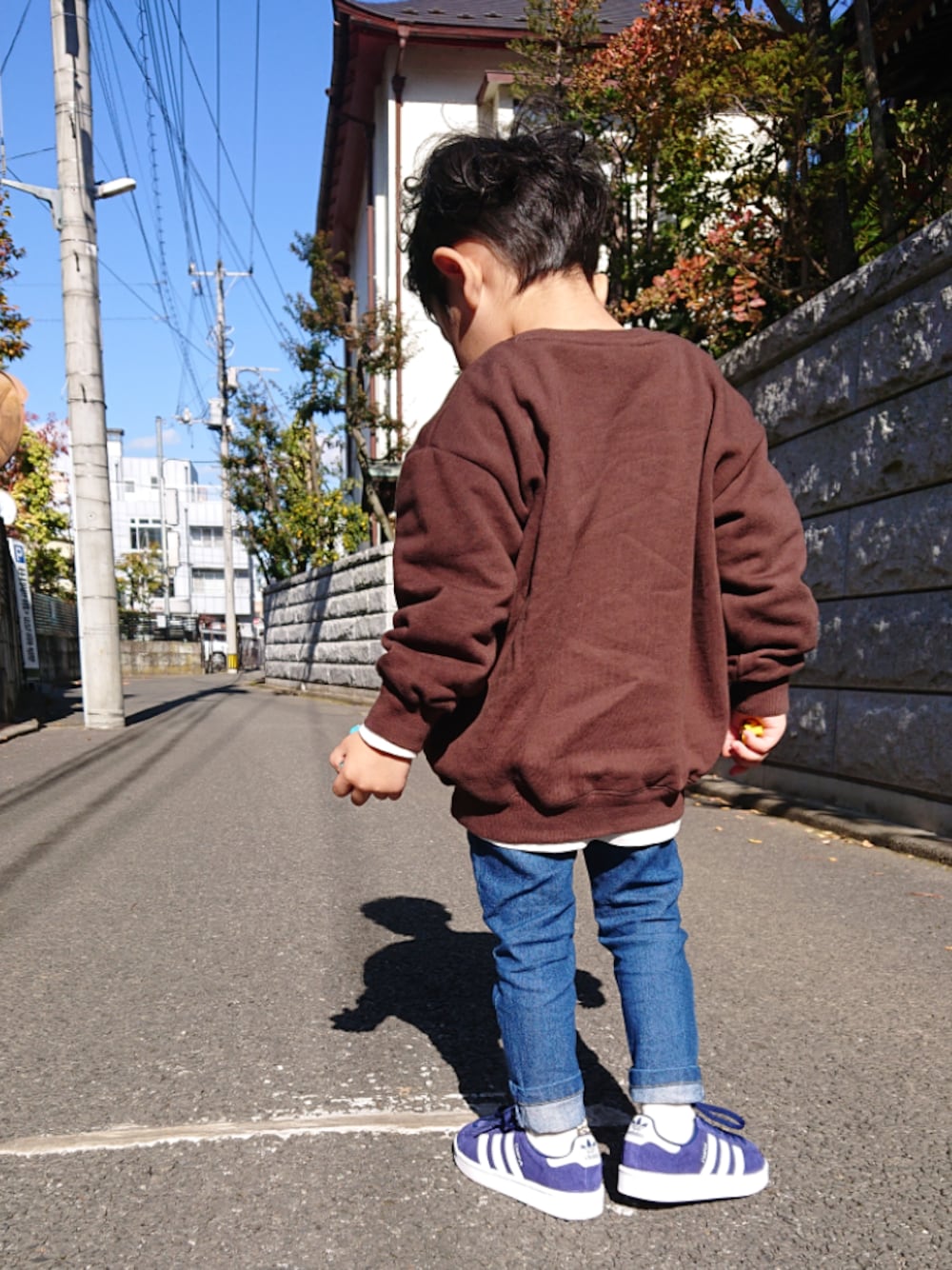 「休日スタイル、秋冬コーデ、カジュアル、シンプル、キッズファッション、シンプルコーデ、デニムパンツ、スウェット、devirock、スニーカー」｜「devirockの裏シャギービッグシルエットトレーナー（スウェット、ブラウン系）」を使った、AOさん（キッズ・100cm）の秋コーディネートの1枚目の写真
