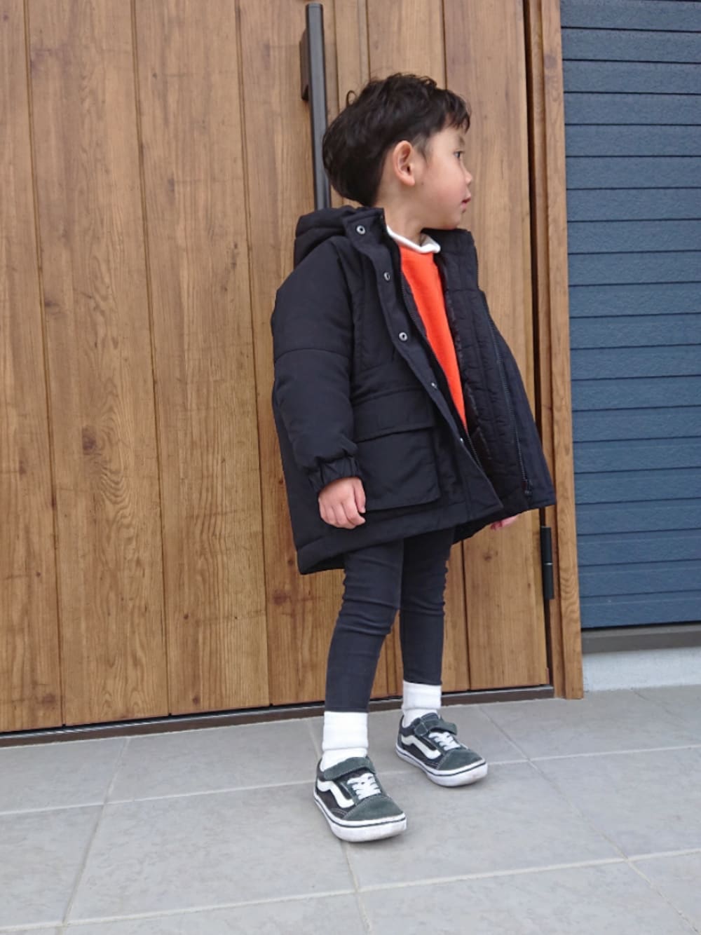 「カジュアル、シンプル、トレーナー、冬、オレンジ、VANS、スニーカー、やっぱりストリートが好き、ハイネック、ローリーズファーム(LOWRYS FARM)」｜「LOWRYS FARMのナカワタフードブルゾン　840318（ブルゾン、ブラック系）」を使った、AOさん（キッズ・100cm）の冬コーディネートの1枚目の写真