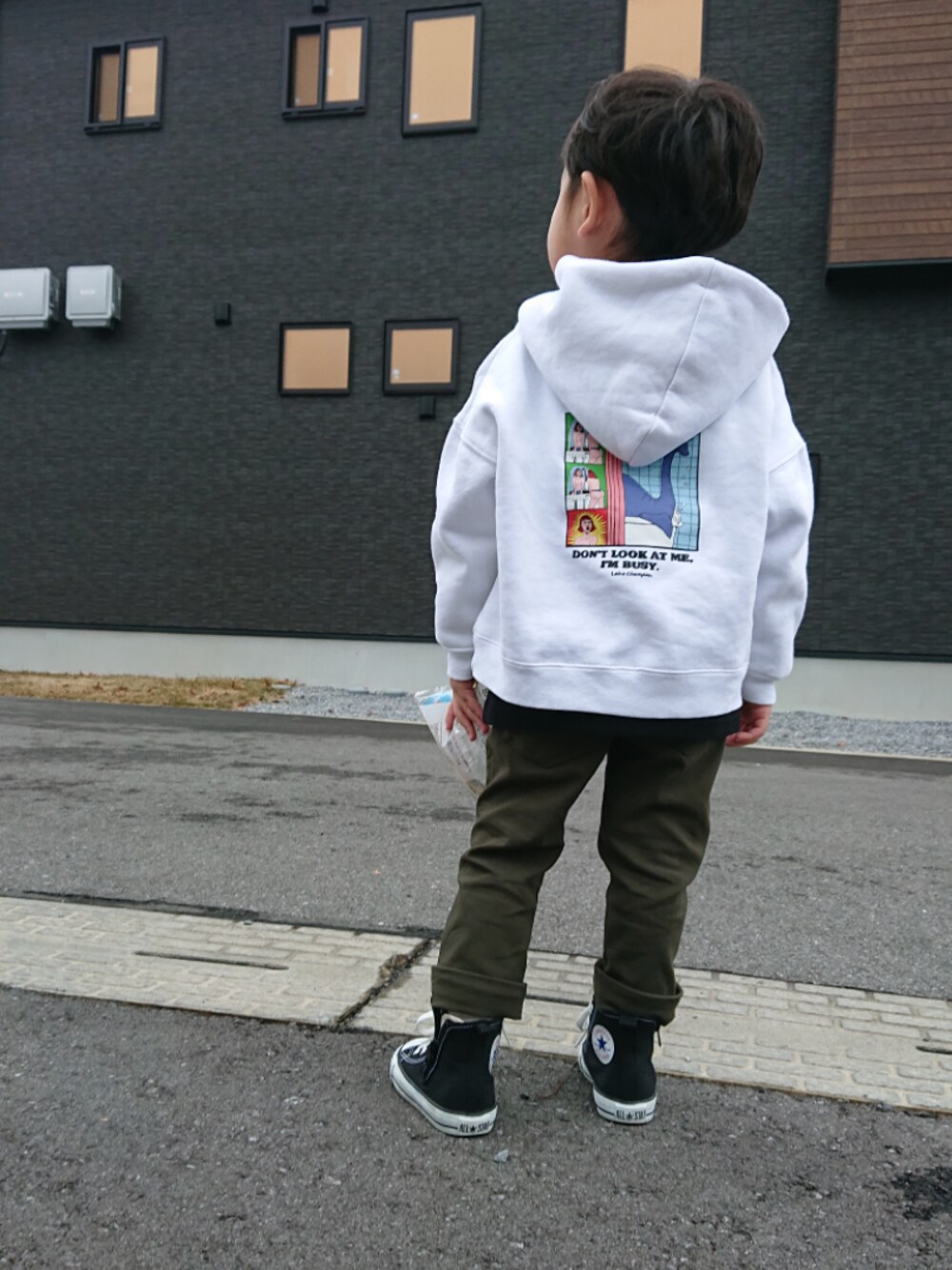 「シンプルコーデ、男の子コーデ、キッズ、スニーカー、ストリート、コンバース、キッズファッション、ハイカットスニーカー、フリークスストア、パーカー」｜「CONVERSEの【コンバース】CHILD ALL STAR RZ HI（スニーカー、ブラック系）」を使った、AOさん（キッズ・100cm）の冬コーディネートの1枚目の写真