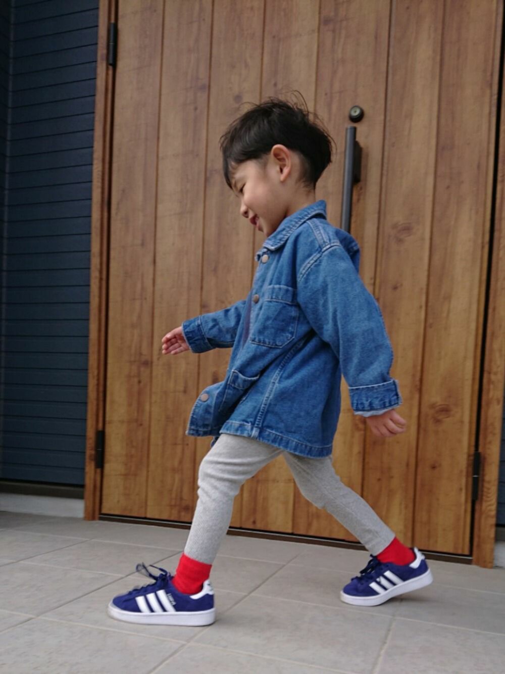 「キッズファッション、4歳、オーバーサイズ、デニムジャケット、GU、adidas、スニーカー、Champion、ユニクロ、年末WEAR感謝祭」｜「FREAK'S STOREの▽【WEB限定】Champion×FREAK'S STORE/チャンピオン 別注 WIDE SWEAT/ワイドシルエットワンポイントスウェット（スウェット、ブルー系）」を使った、AOさん（キッズ・100cm）の秋コーディネートの1枚目の写真