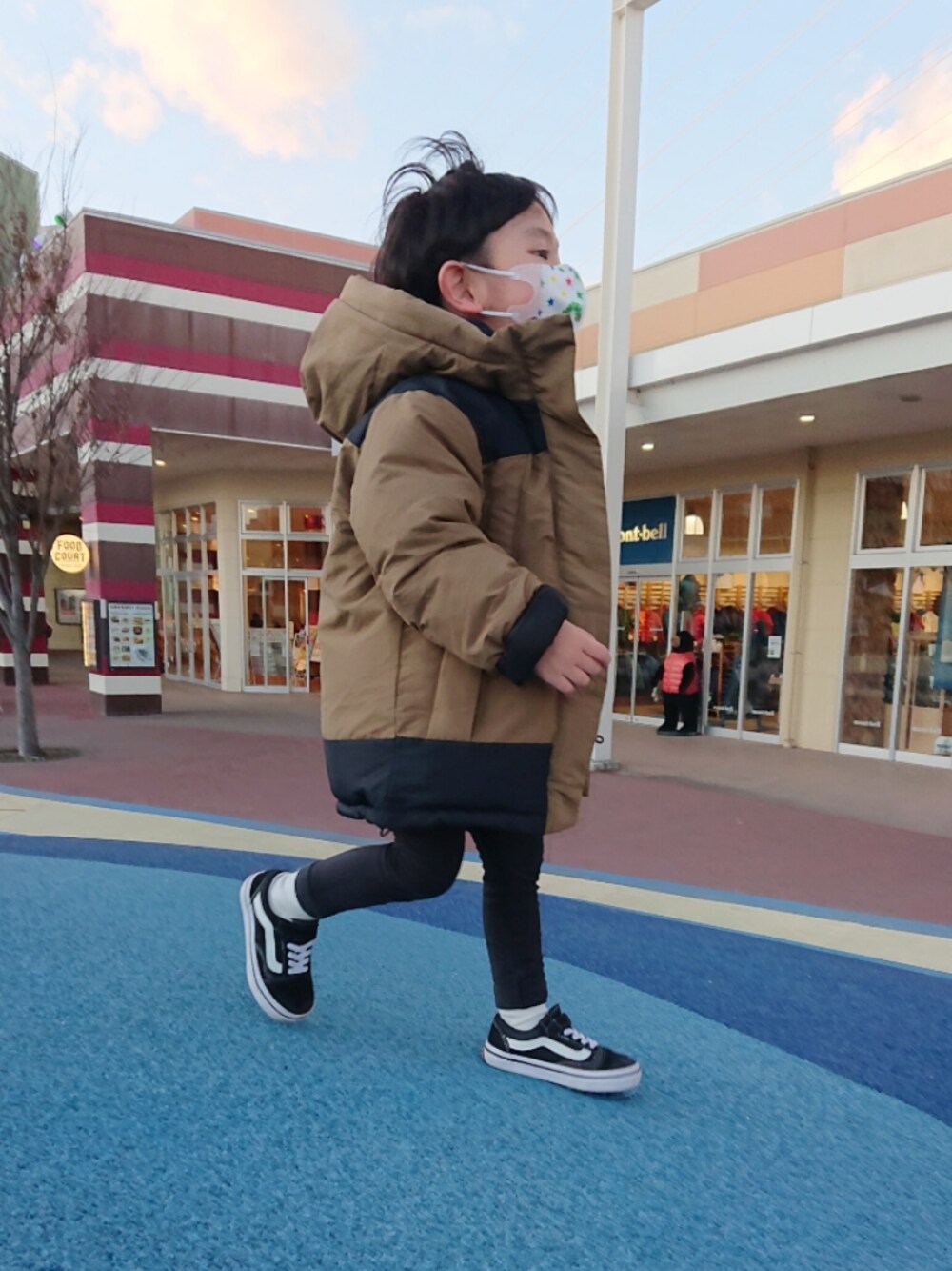 「プチプラコーデ、男の子コーデ、kids、VANS、カジュアル、シンプル、しまむら」｜「FREAK'S STOREの【WEB限定】KIDS 着る保湿クリーム ハイネックロングスリーブTシャツ(ロンT)（Tシャツ/カットソー、ブラック系）」を使った、AOさん（キッズ・100cm）の春コーディネートの1枚目の写真