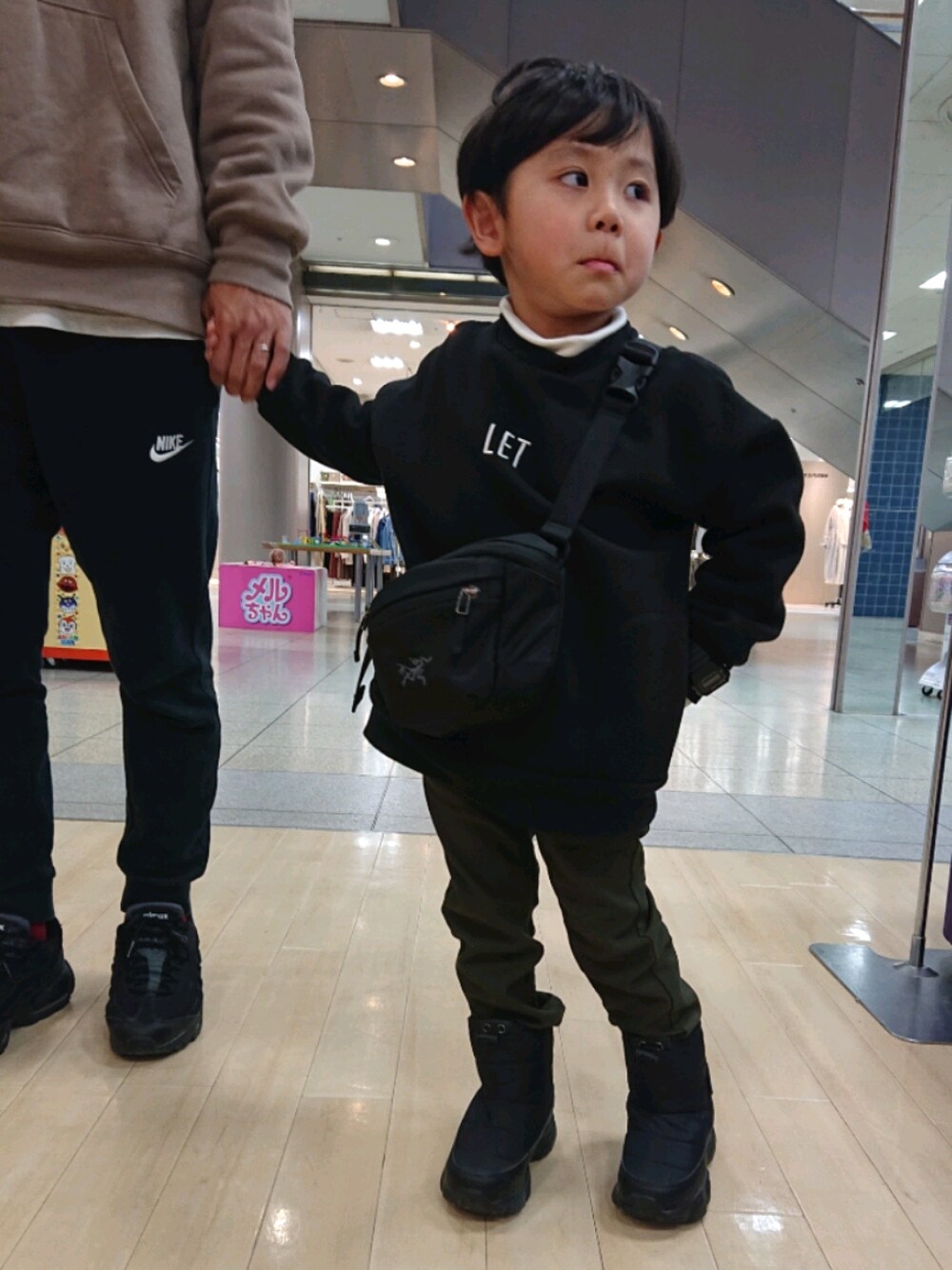 「男の子コーデ、GU、kids、西松屋、アークテリクス」｜「RAT EFFECTの裏起毛ポケットトレーナー（スウェット、ブラック系）」を使った、AOさん（キッズ・100cm）の春コーディネートの1枚目の写真