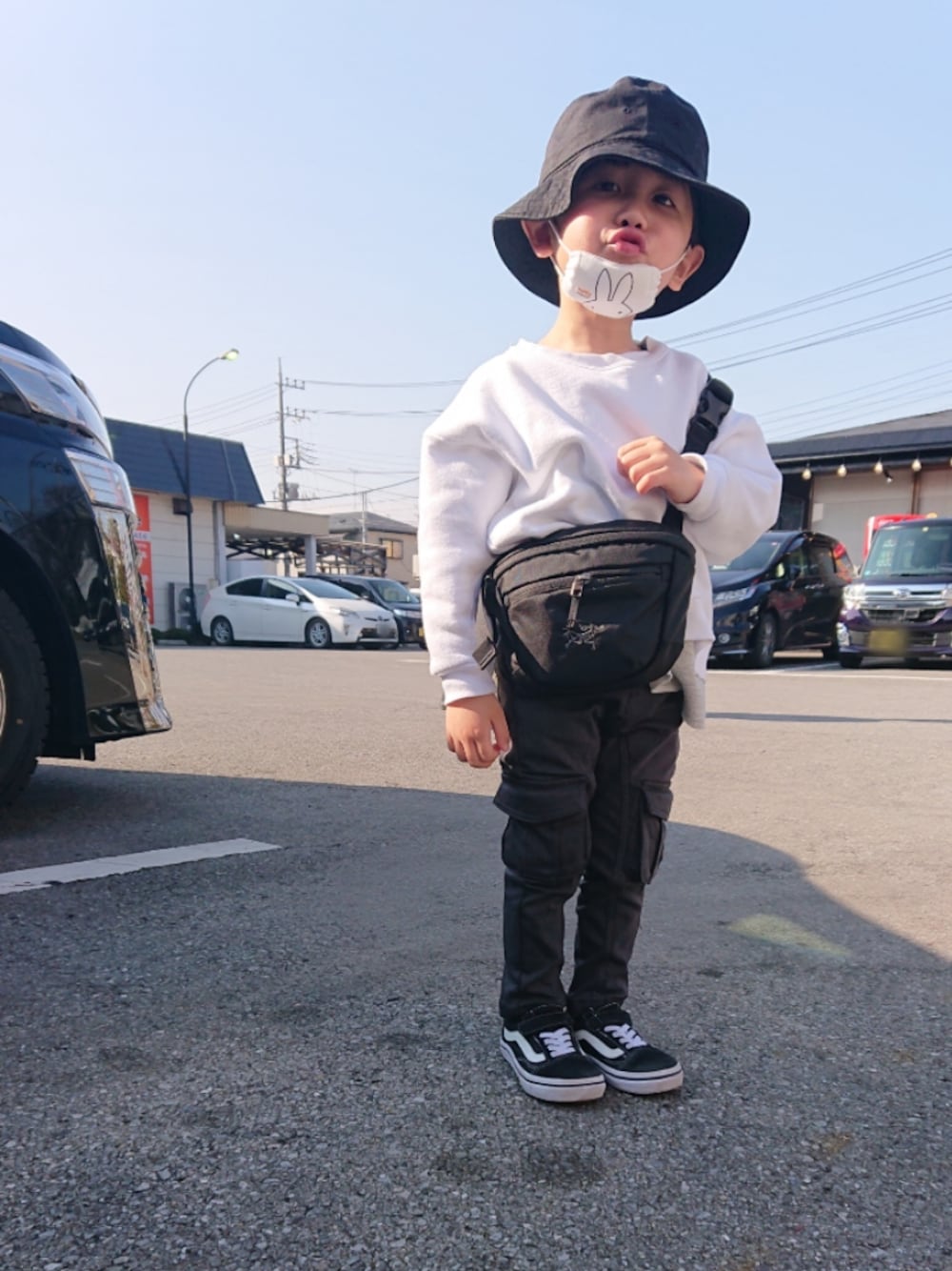 「カジュアル、男の子コーデ、kids、ワントーンコーデ、VANS、スニーカー、カーゴパンツ」｜「DILASHのカーゴスキニーパンツ（カーゴパンツ、ブラック系）」を使った、AOさん（キッズ・100cm）の春コーディネートの1枚目の写真