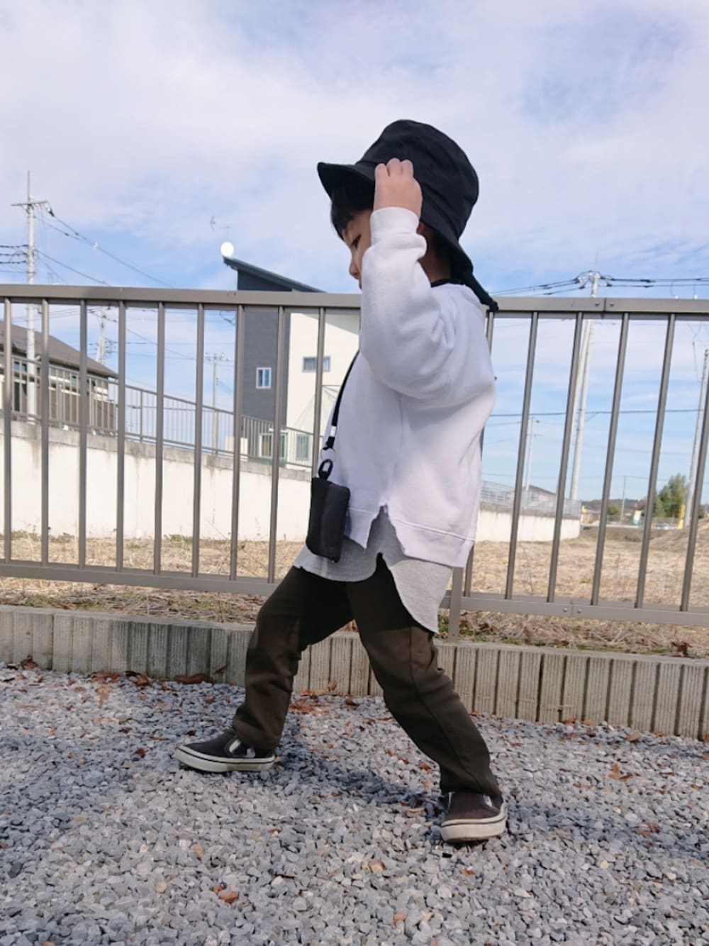 「FREAK'S STOREの【WEB限定】KIDS ビッグシルエット サーマルレイヤード クルーネックスウェット（スウェット、ホワイト系）」を使った、AOさん（キッズ・100cm）の春コーディネートの1枚目の写真