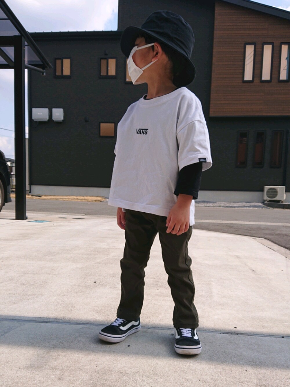 「春コーデ、男の子コーデ、kids、VANS、レイヤードスタイル、ストリート、devirock、スニーカー、オーバーサイズ、バケットハット」｜「FREAK'S STOREのWEB限定 VANS×FREAK'S STORE/ヴァンズ 別注 KIDS ビッグシルエット ブラックフォイル Tシャツ（Tシャツ/カットソー、ホワイト系）」を使った、AOさん（キッズ・100cm）の春コーディネートの1枚目の写真