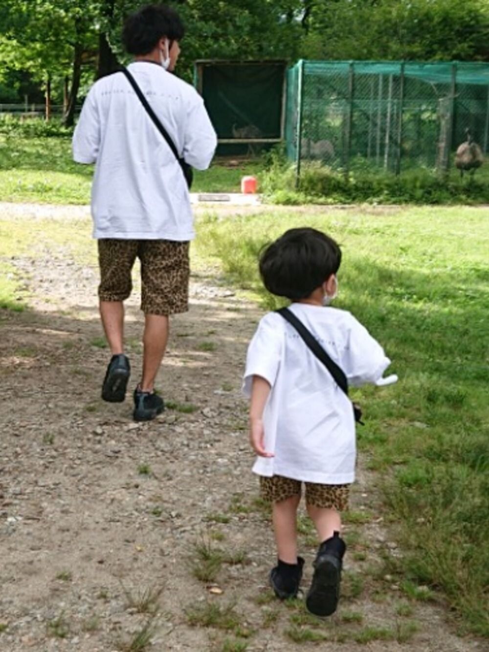 「キッズファッション、夏だ！Tシャツ着よう！、サコッシュ、白Tシャツ、ハーフパンツ、レオパード、おそろいコーデ、親子コーデ、スニーカー、オーバーサイズ」｜「URBAN RESEARCH Sonny Labelのムジ×ガラ/リバーシブルショーツ（その他パンツ、ベージュ系）」を使った、AOさん（キッズ・100cm）の夏コーディネートの1枚目の写真