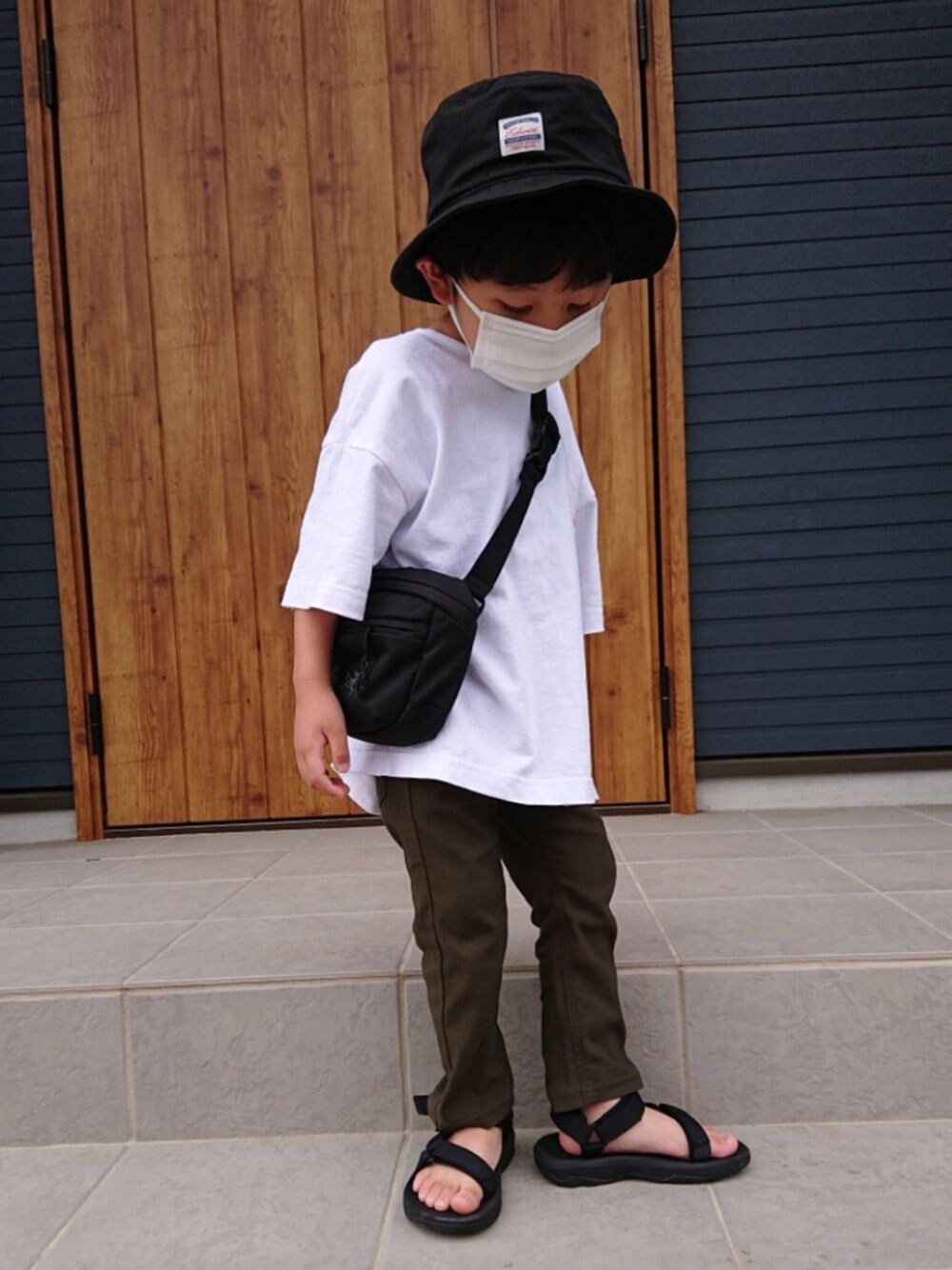 「カジュアルコーデ、男の子コーデ、シンプルコーデ、キッズファッション、夏だ！Tシャツ着よう！、サコッシュ、サンダル、teva、フリークスストア、オーバーサイズ」｜「Tevaの【WEB限定】Teva/テバ　KIDS Hurricane XLT2 /ハリケーンXLT2(スポーツサンダル)18cm~20cm（サンダル、ブラック系）」を使った、AOさん（キッズ・100cm）の夏コーディネートの1枚目の写真