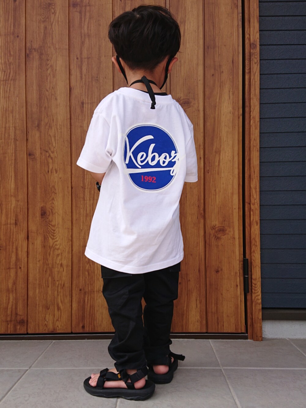 「キッズファッション、休日スタイル、サンダル、バックプリント、オーバーサイズ、teva、ストリート、シンプルコーデ」｜「kebozのKIDS BB LOGO S/S TEE

¥ 3,300

（Tシャツ/カットソー、ホワイト系）」を使った、AOさん（キッズ・100cm）の秋コーディネートの1枚目の写真