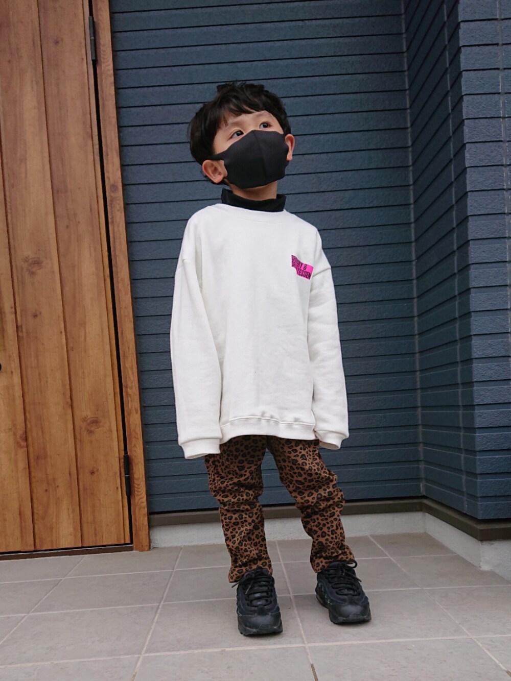 「レオパらぶフェス2020、レオパード、秋コーデ、キッズコーデ、ひょう柄、シェフパンツ、トレーナー、スウェット、エアマックス95、スニーカー」｜「FREAK'S STOREの【WEB限定】KIDS 着る保湿クリーム ハイネックロングスリーブTシャツ(ロンT)（Tシャツ/カットソー、ブラック系）」を使った、AOさん（キッズ・100cm）の秋コーディネートの1枚目の写真