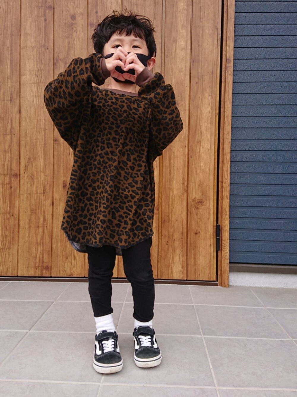「秋のマイ旬スタイル、レオパード、男の子、秋コーデ、ユニクロ、VANS、スニーカー、オーバーサイズ、フリークスストア、レオパらぶフェス2020」｜「FREAK'S STOREの【WEB限定】KIDS ワッフルクルーロングスリーブTEE（Tシャツ/カットソー、その他）」を使った、AOさん（キッズ・100cm）の秋コーディネートの1枚目の写真