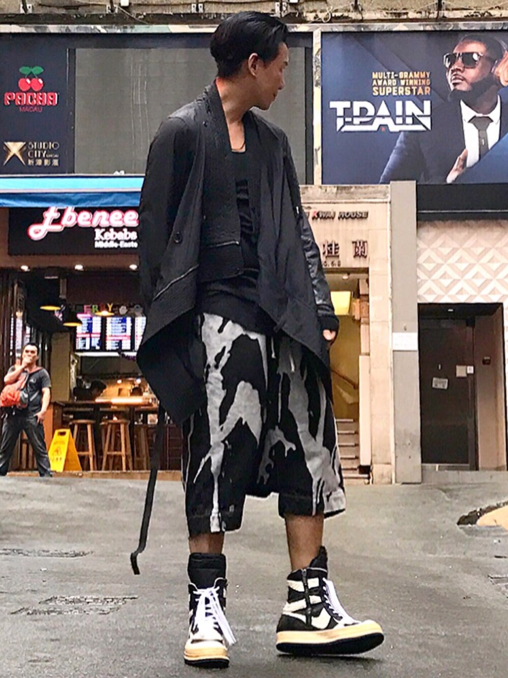「冬コーデ、streetstyle、outfit、RICK OWENS、ootd、STYLE、look」｜「Rick Owensのアイテム（ナイロンジャケット、ブラック系）」を使った、Iam Will Iamさん（メンズ・176cm）の冬コーディネートの1枚目の写真