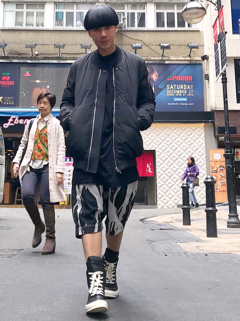 「冬、ootd、look、STYLE、RICK OWENS、drkshdw」｜「Rick Owensのアイテム（ダウンジャケット/コート、ブラック系）」を使った、Iam Will Iamさん（メンズ・176cm）の冬コーディネートの1枚目の写真